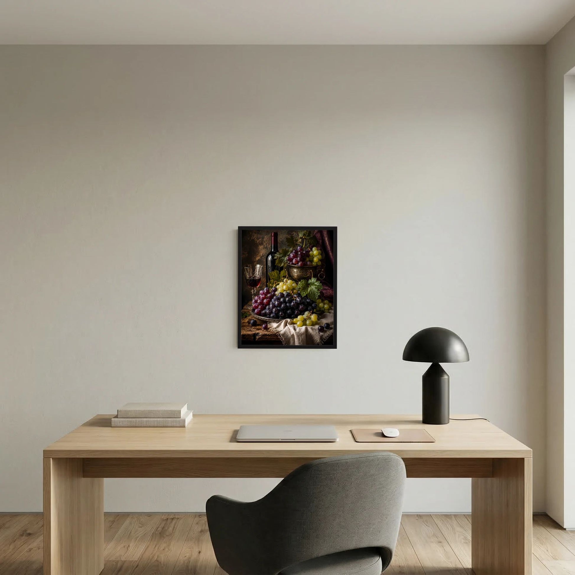 Gerahmtes Poster im Hochformat mit Weinflasche, Weinglas und Weintrauben als Stillleben