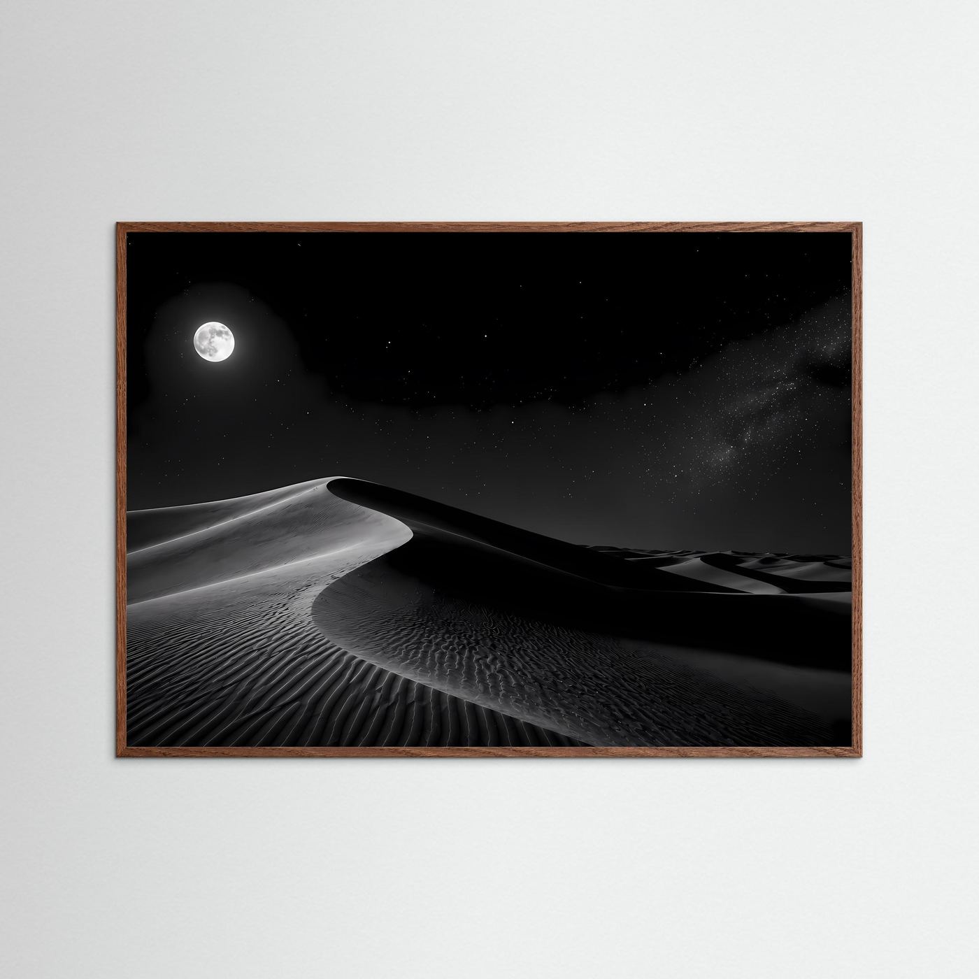 Querformat-Poster mit Schwarz-Weiß-Wüstenmotiv, dunkler Eichenrahmen, Mond über Sanddünen