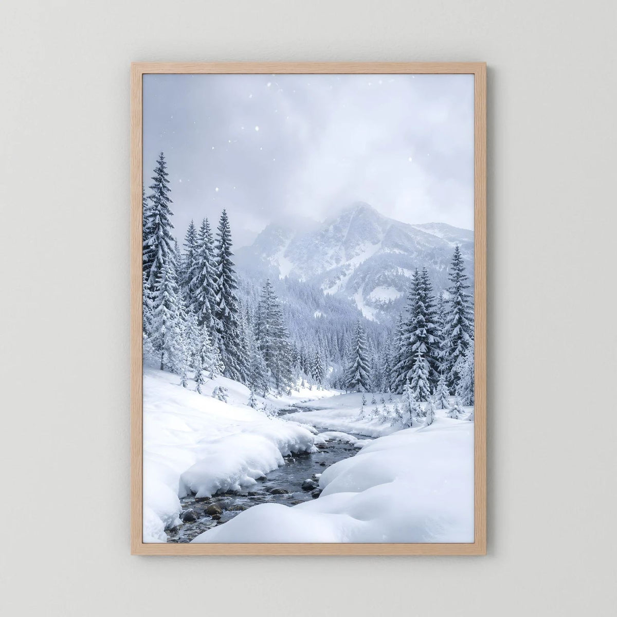 Winterlandschaft-Wandbild mit braunem Holzrahmen: verschneite Berge, Tannen und Bach im Schnee.