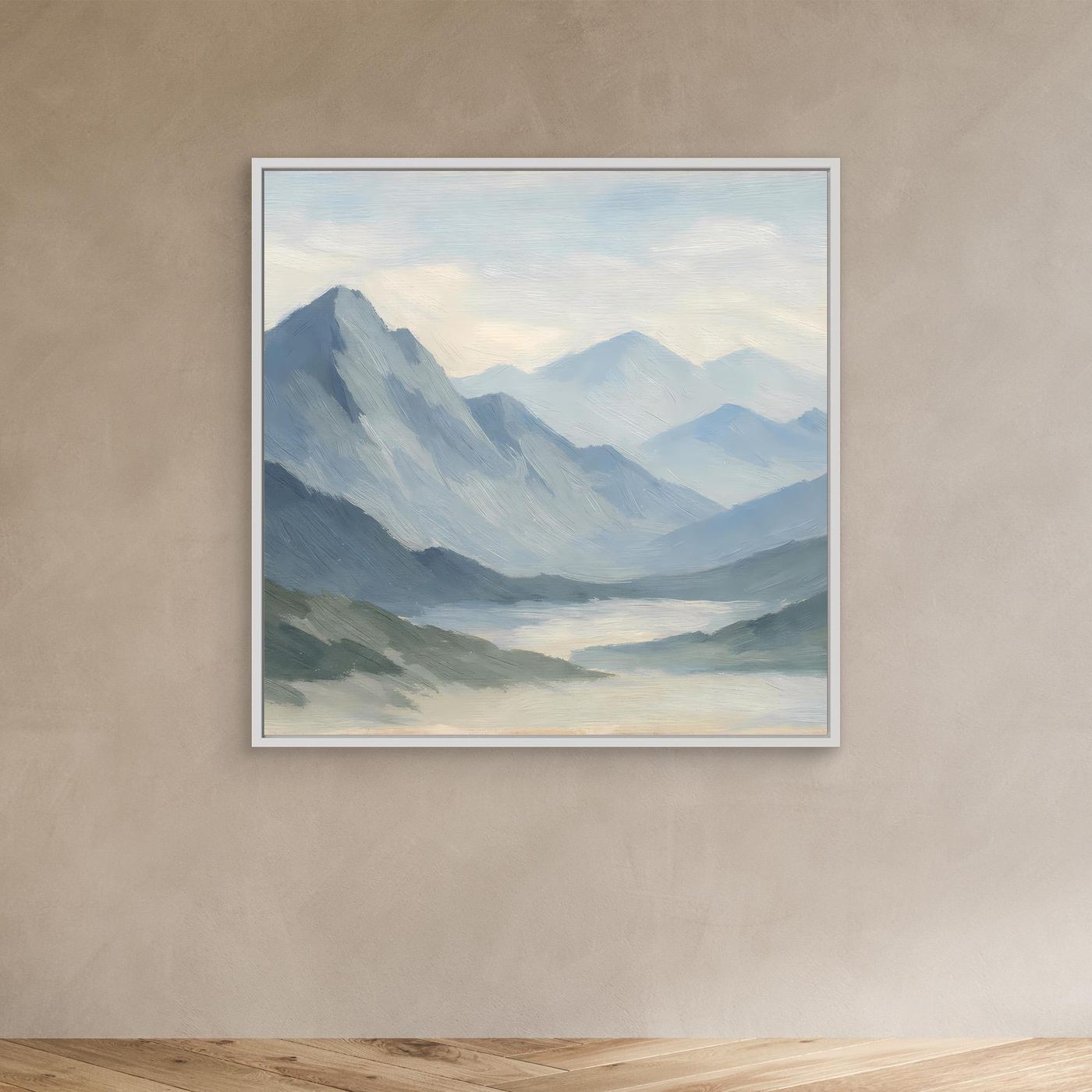 Berglandschafts-Leinwandbild mit weißem Rahmen: neblige Berge in Hellblau und Grau