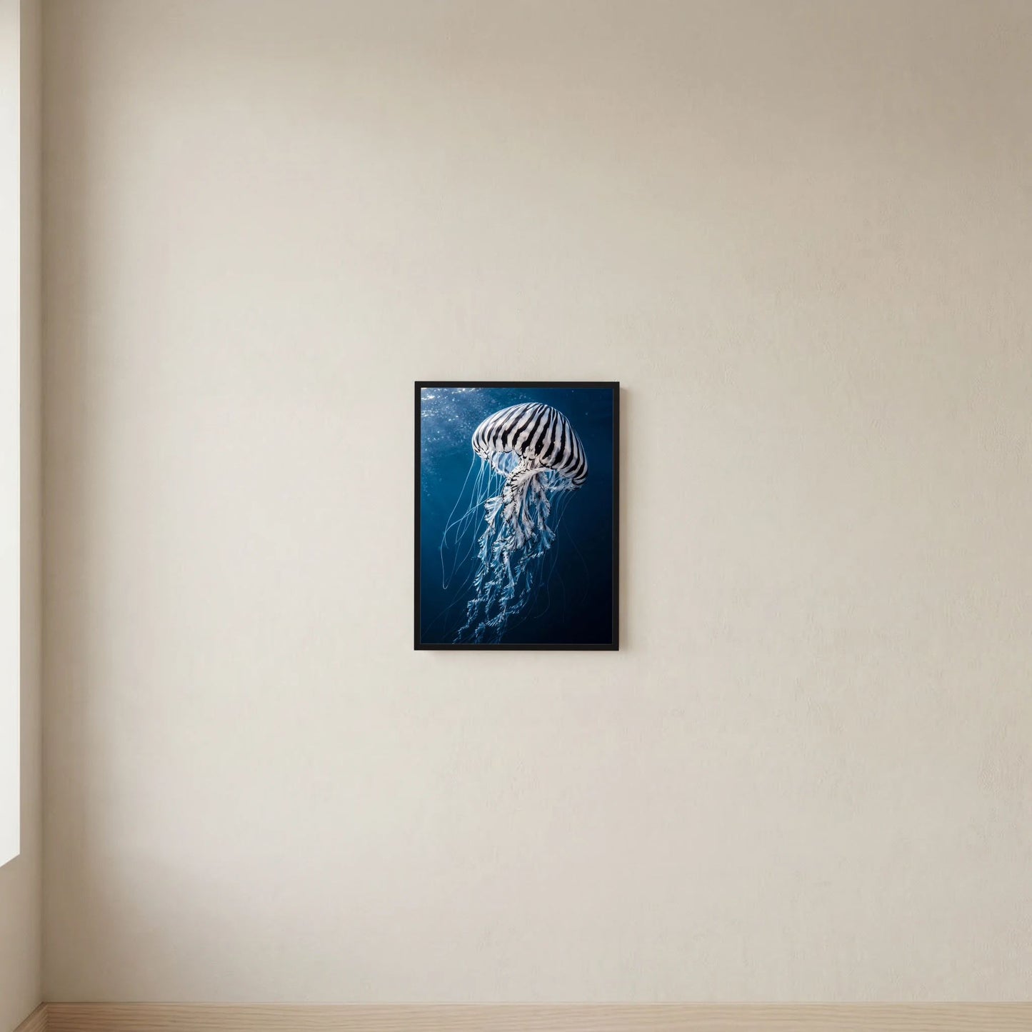 Wand-Poster im Hochformat mit Qualle in Blau, schwarzer Rahmen