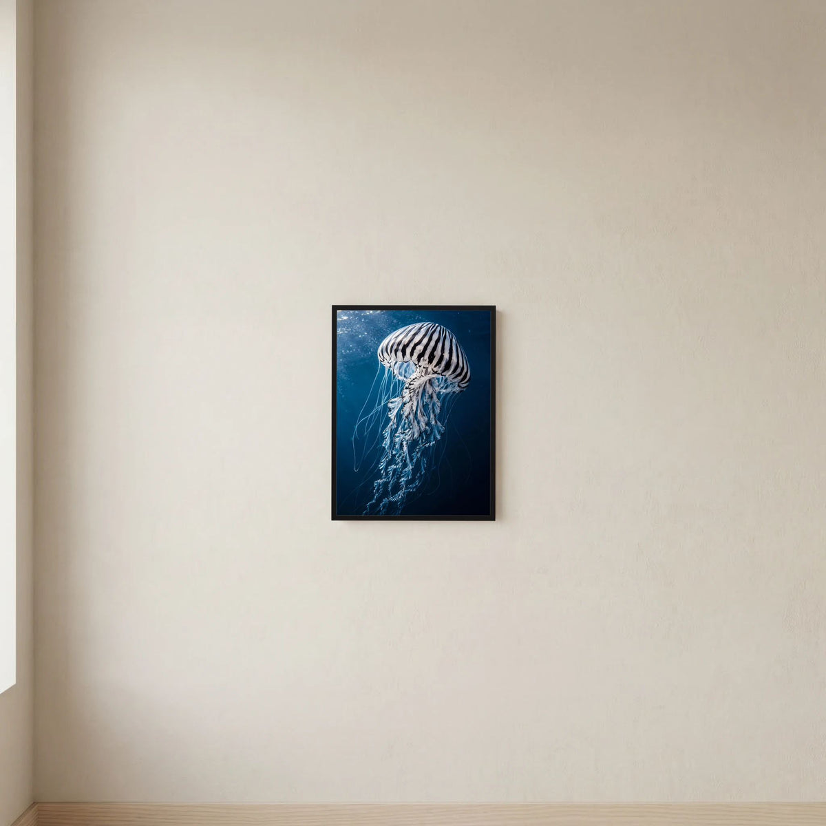 Wand-Poster im Hochformat mit Qualle in Blau, schwarzer Rahmen