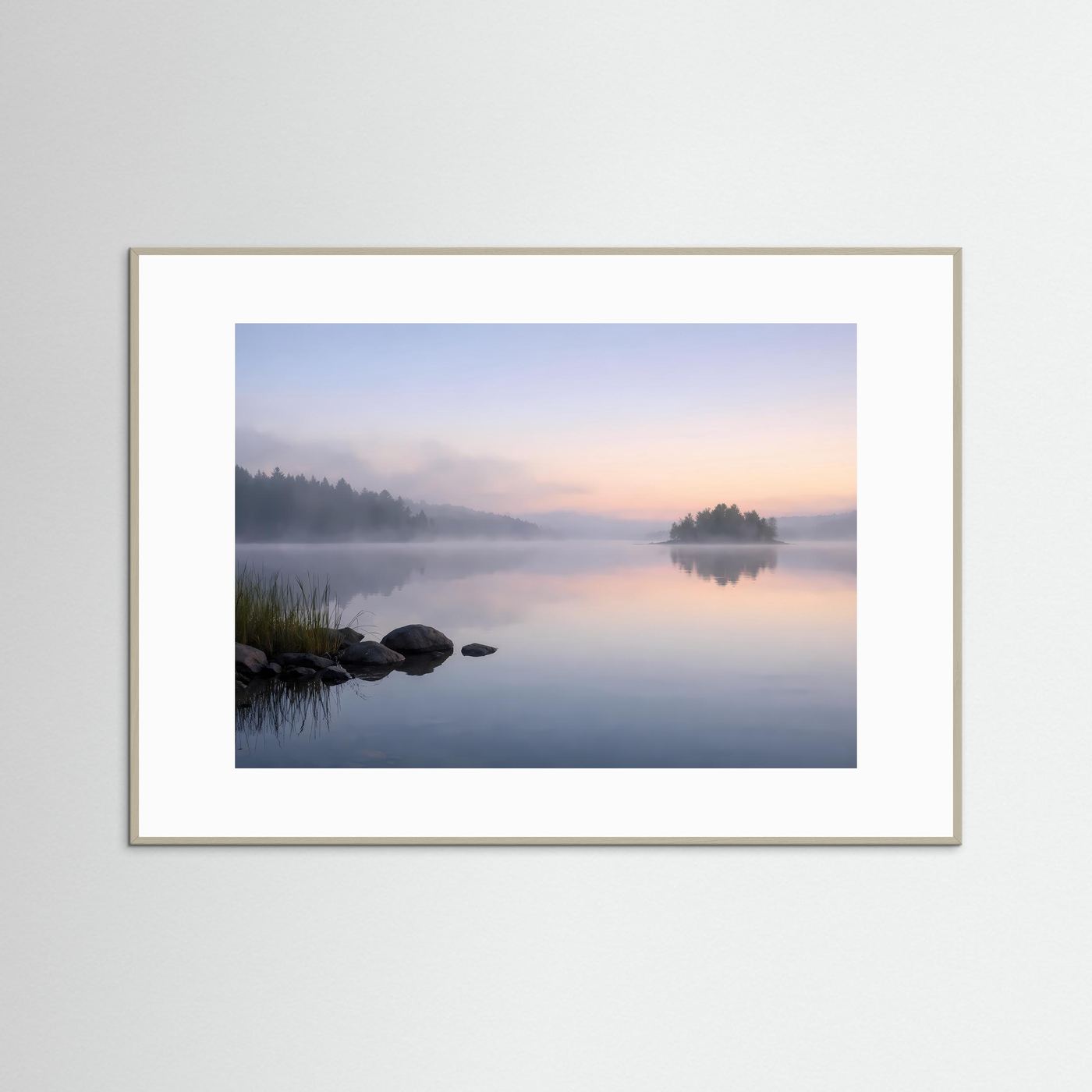 Mystischer Nebelsee am Morgen | Ruhige Waldlandschaft in Pastell