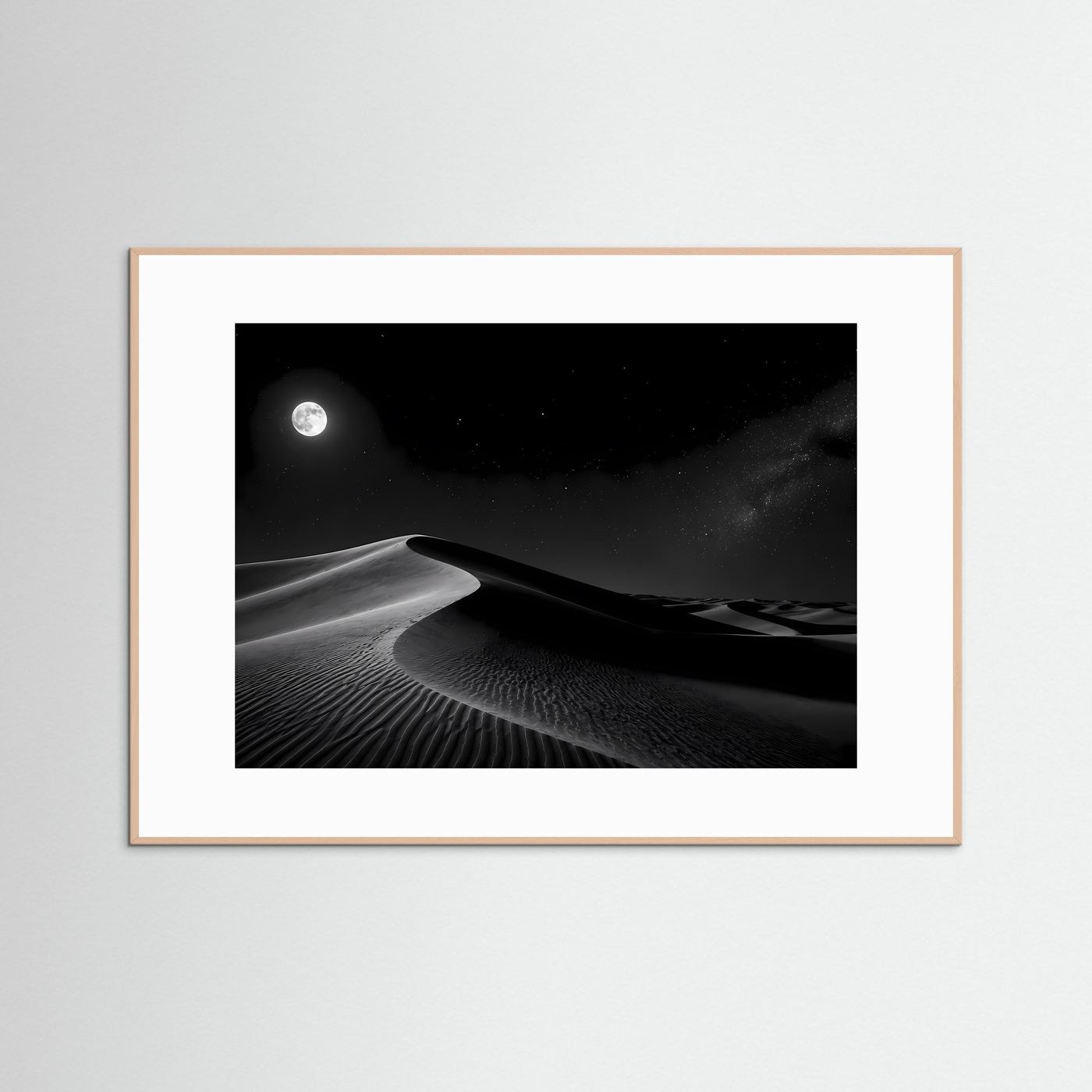 Querformat-Poster mit schwarzweißem Mondlicht über Sanddünen, naturholzfarben gerahmt