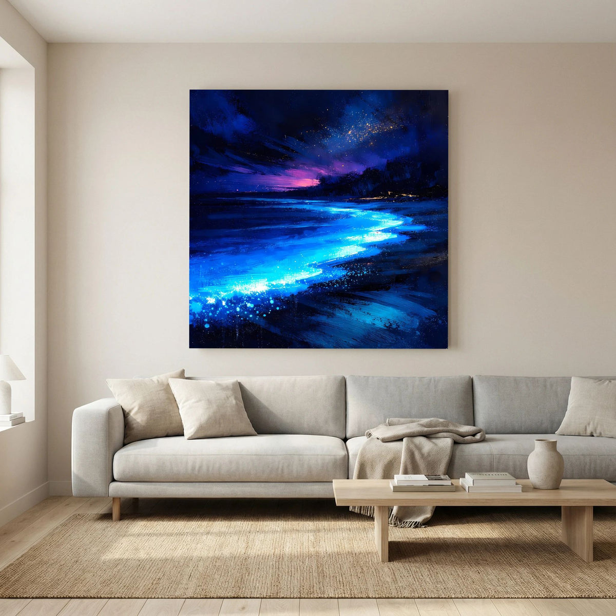 Leinwandbild Meer bei Nacht mit leuchtend blauer Uferlinie, Sprühlichtern und violettem Horizont.