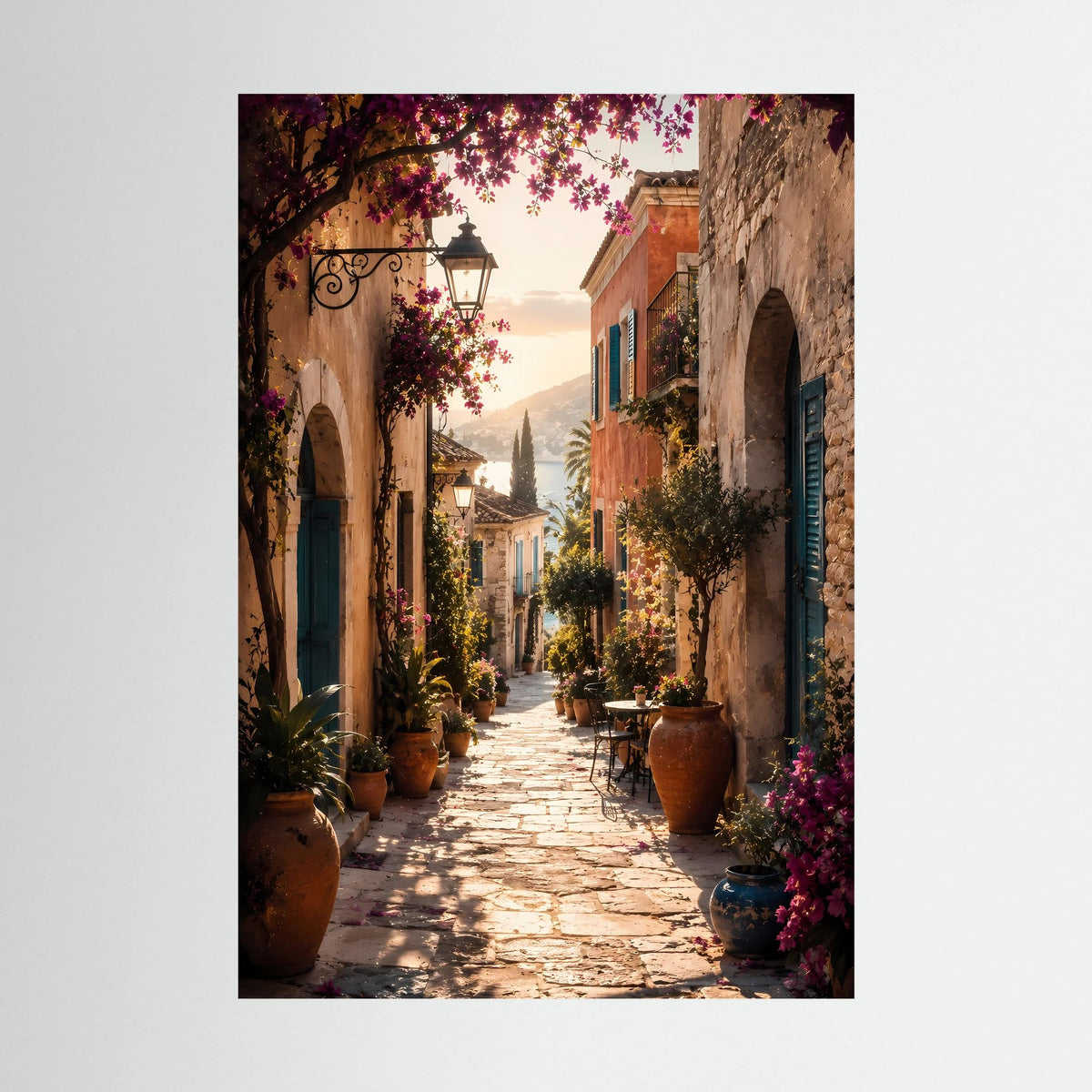 Poster im Hochformat mit mediterraner Gasse, Bögen, Kübelpflanzen und blühendem Wein