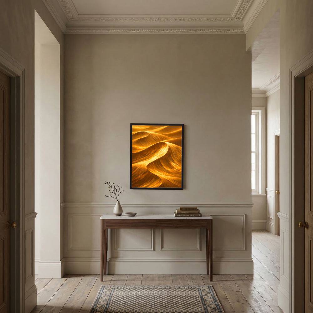 Quadratisches, gerahmtes Poster mit goldener Sanddünen-Optik auf einer Anrichte