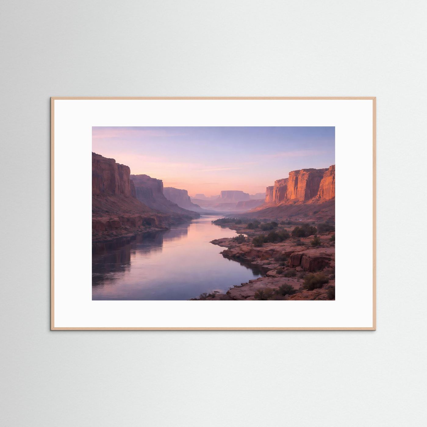 Wandbild mit hellbraunem Holzrahmen und weißem Rand, Canyonlandschaft mit Fluss bei Sonnenuntergang.