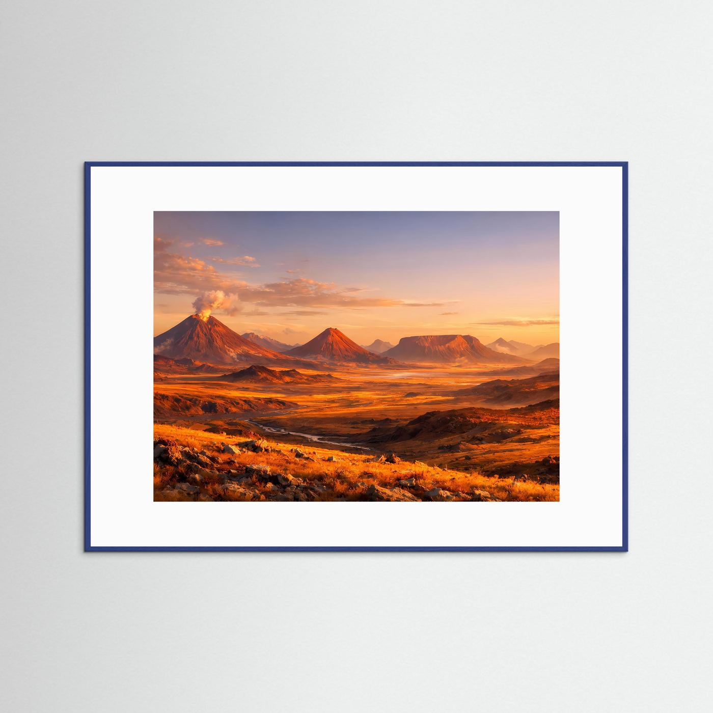 Bergposter im Querformat mit blauem Holzrahmen und weißem Passepartout