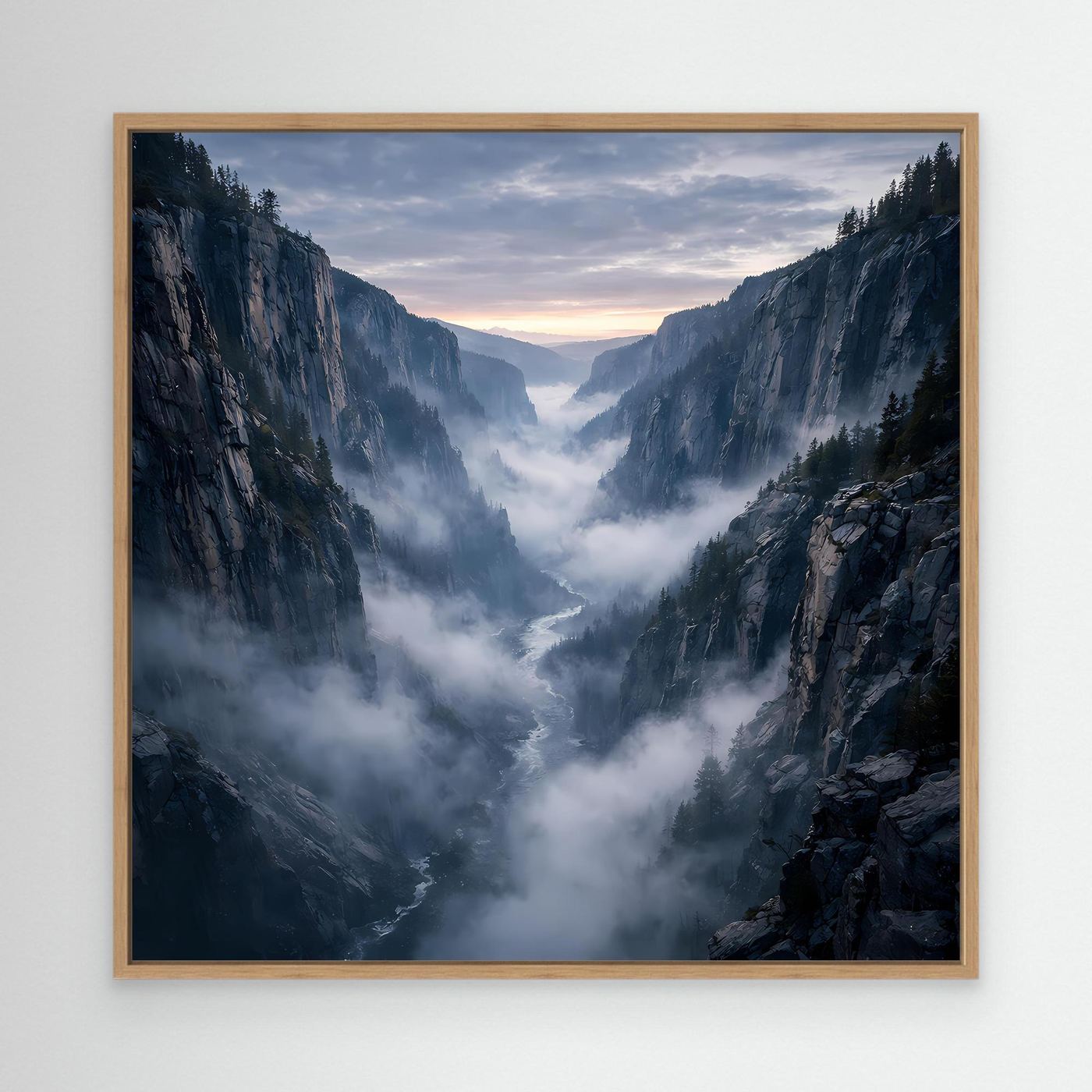 Leinwandbild Neblige Schlucht mit Holzrahmen (Eiche): grau-blaue Felsberge, Nebel im Tal