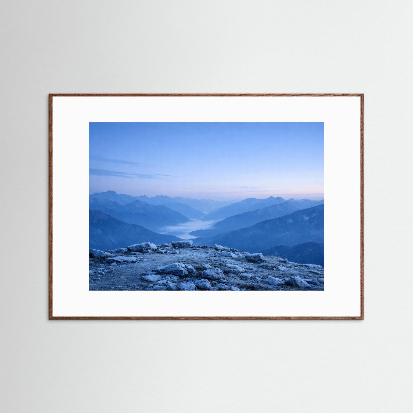 Bergpanorama-Poster mit frostigen Bergen, brauner Rahmen und weißer Rand