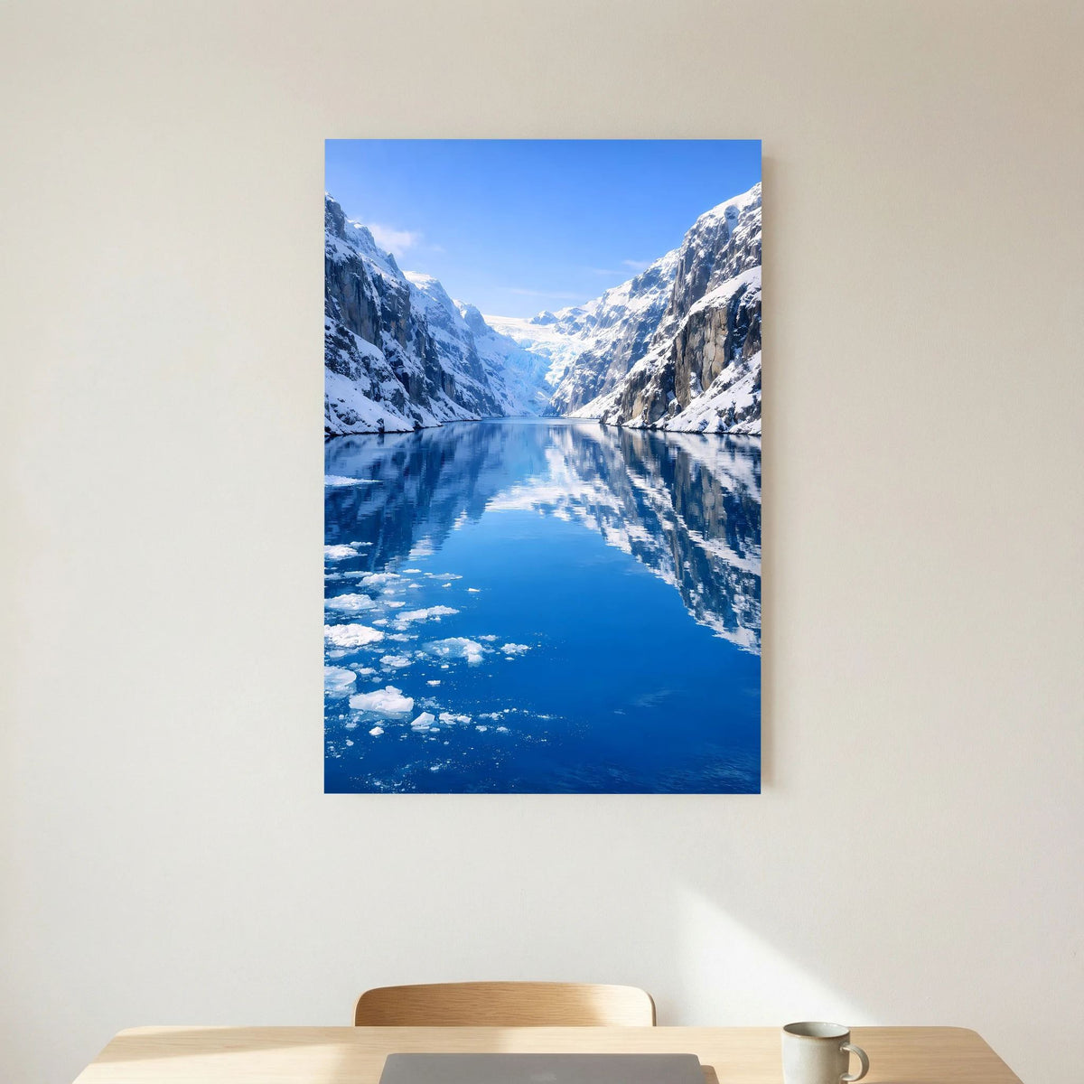Hochformat-Wandbild mit Gletschertal, blauem Wasser und Eisflächen entlang der Ufer