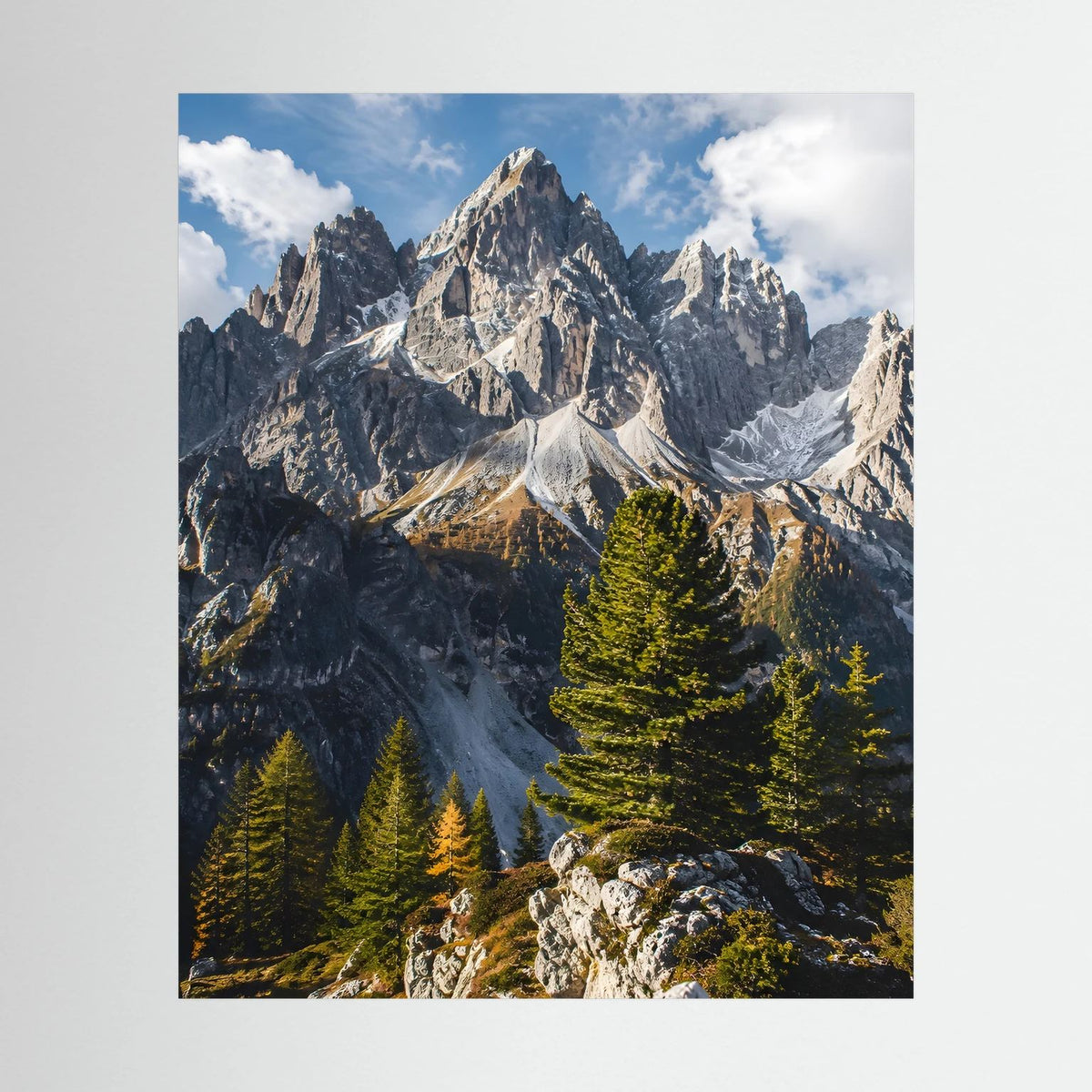 Poster mit Alpenbergspitzen und Tannenwald, Hochformat