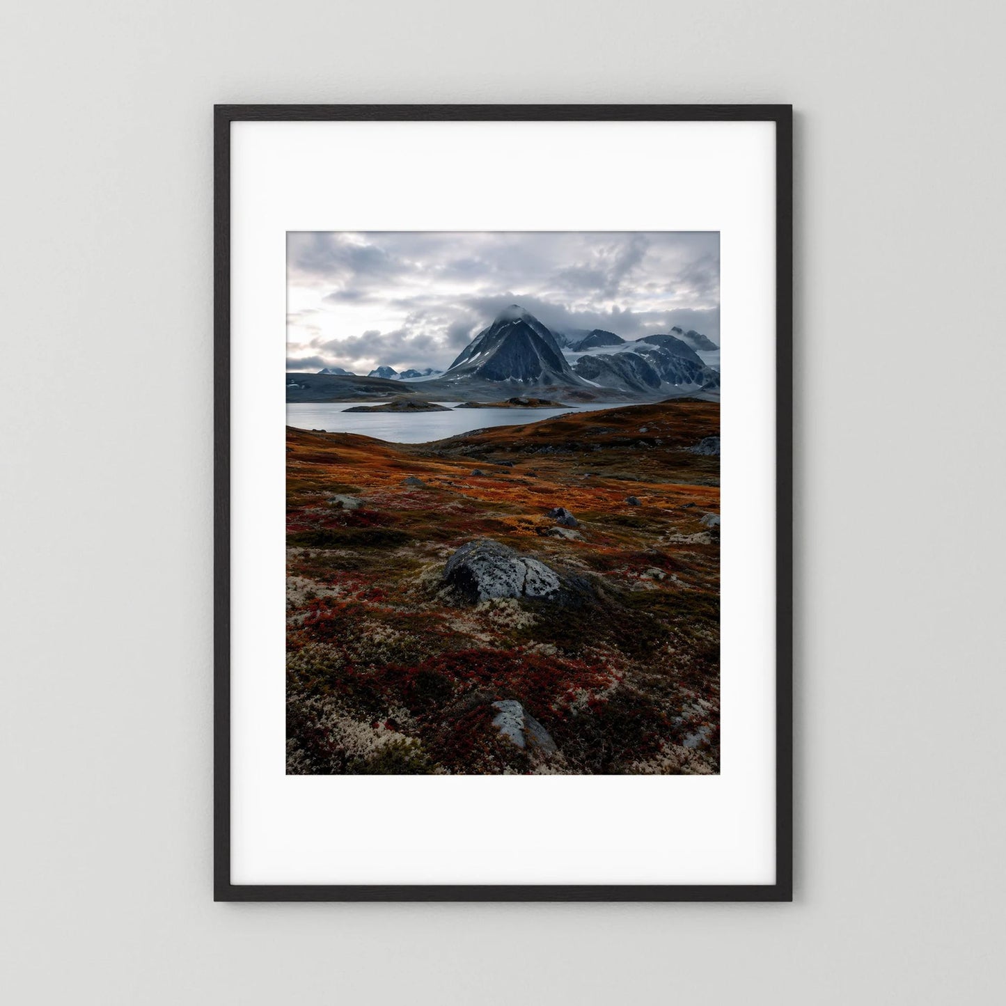 Naturposter im Hochformat mit schwarzem Rahmen und weißem Passepartout, Berglandschaft