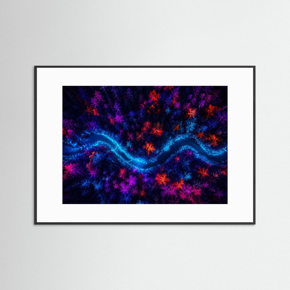 Wandbild mit Neonfluss und buntem Fantasywald, im schwarzen Rahmen mit weißem Passepartout
