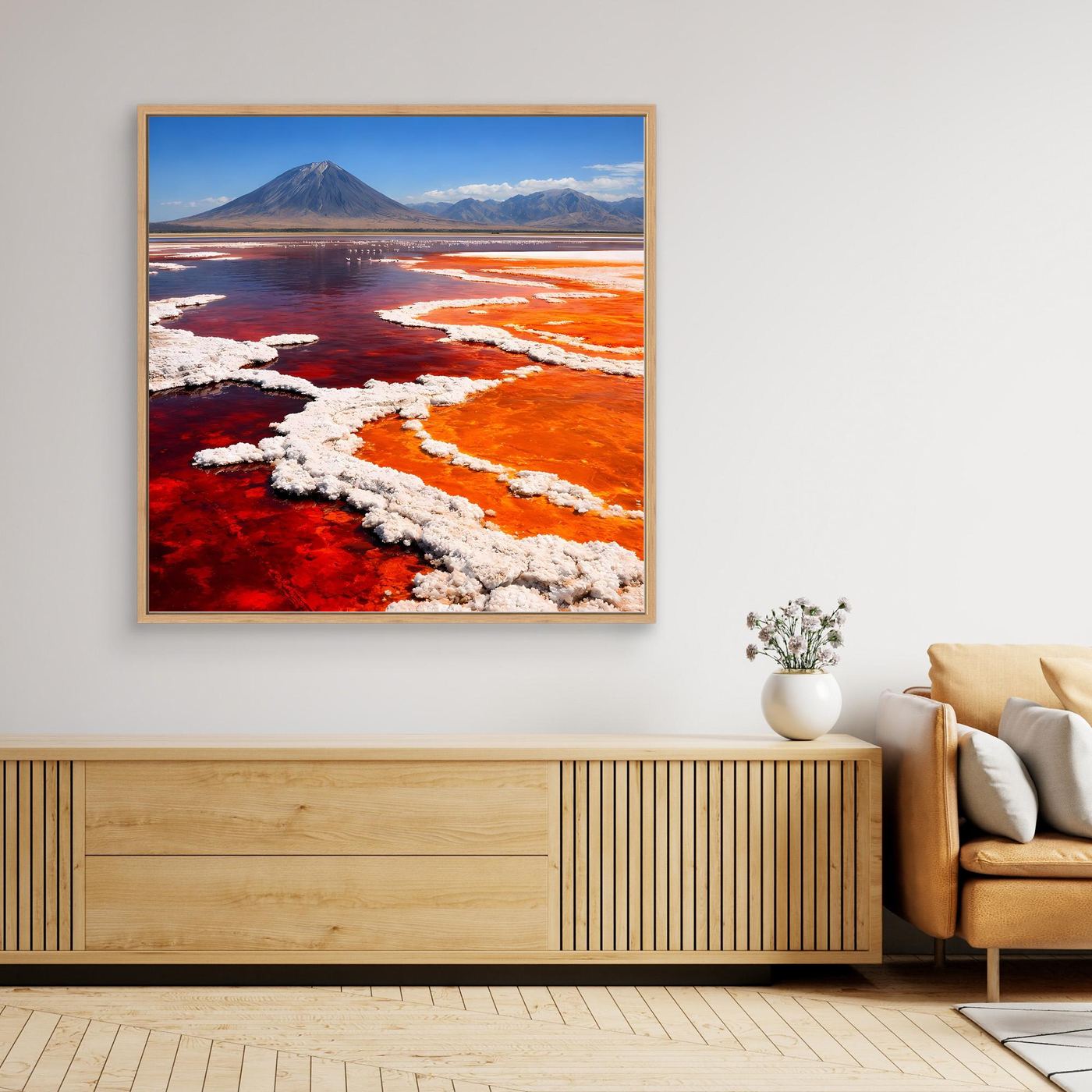 Gerahmtes Leinwandbild mit roter Salzlandschaft, orangefarbenen Kanälen und Vulkan
