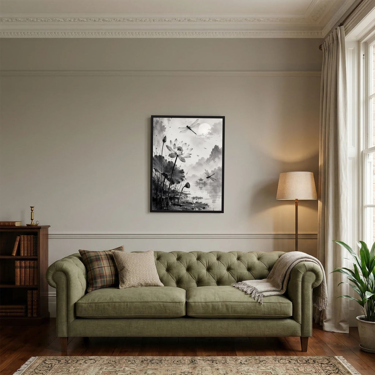 Poster mit Lotusblüten und Libellen in Schwarzweiß, im dunklen Rahmen