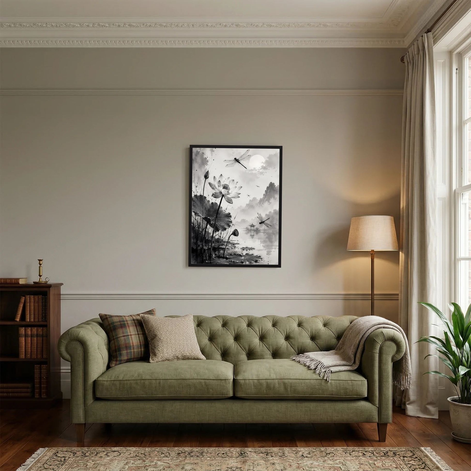 Poster mit Lotusblüten und Libellen in Schwarzweiß, im dunklen Rahmen