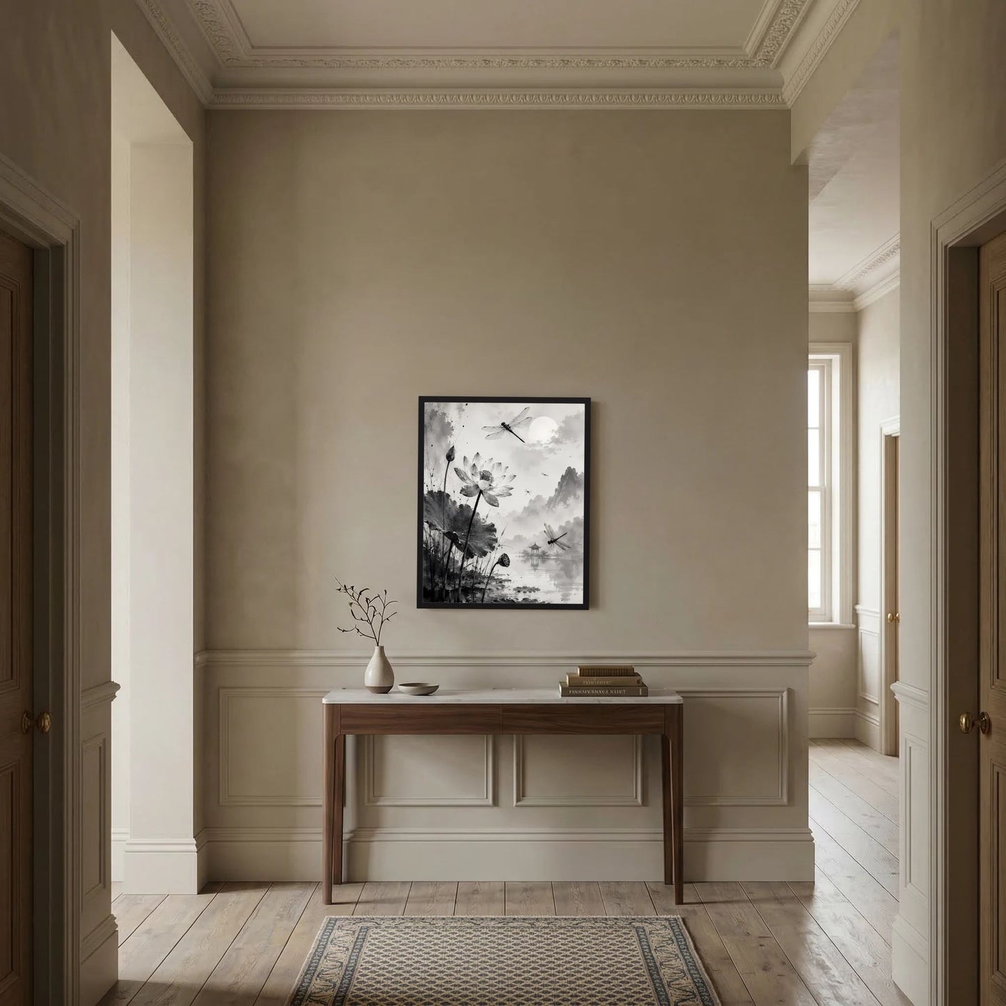 Schwarz gerahmtes Hochformat-Poster mit Lotusblüten und Libellen, Schwarzweiß