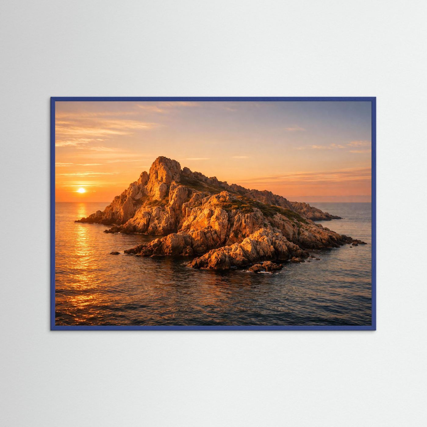 Panorama-Naturposter im blauen Rahmen mit goldfarbenem Sonnenuntergang über Felseninsel