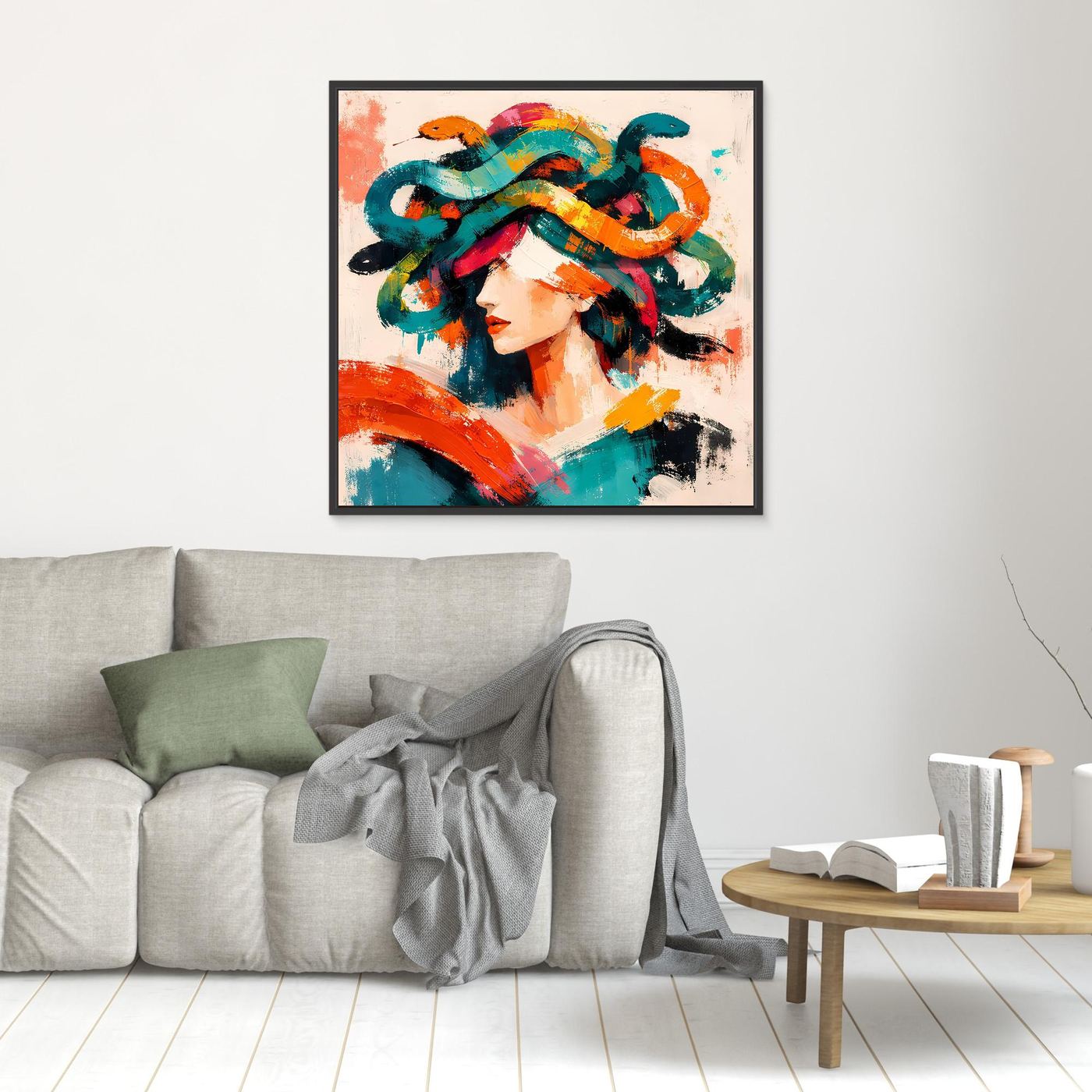Wandbild mit Medusenmotiv im abstrakten Pop-Art-Stil, farbige Pinselstriche, schwarzer Rahmen im Raum