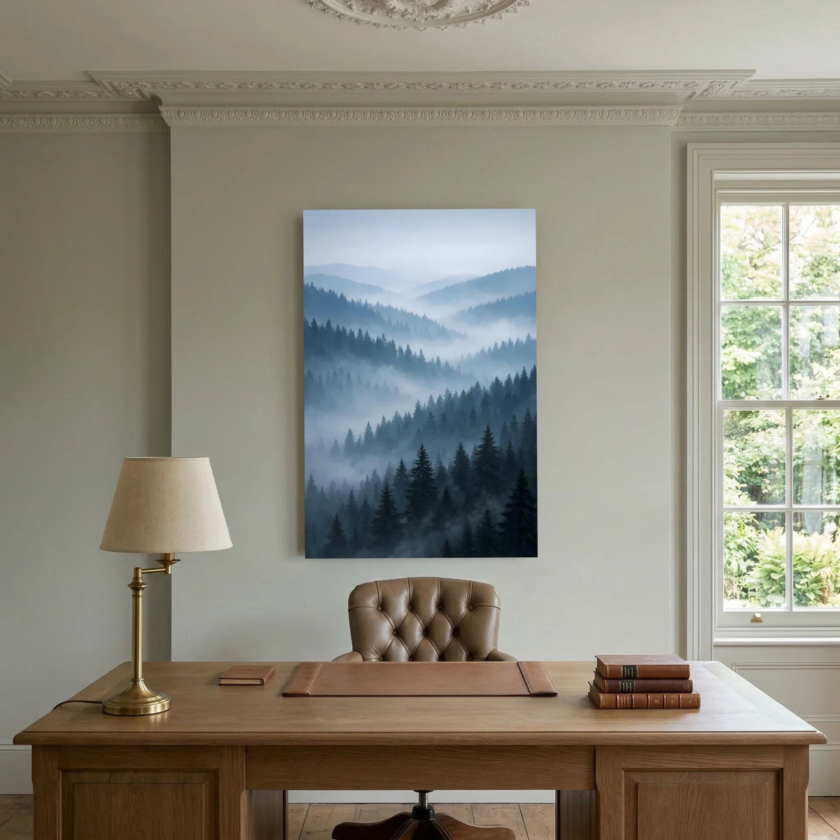 Hochformatiges Naturposter mit nebligem Bergwald in Blau und Grau.