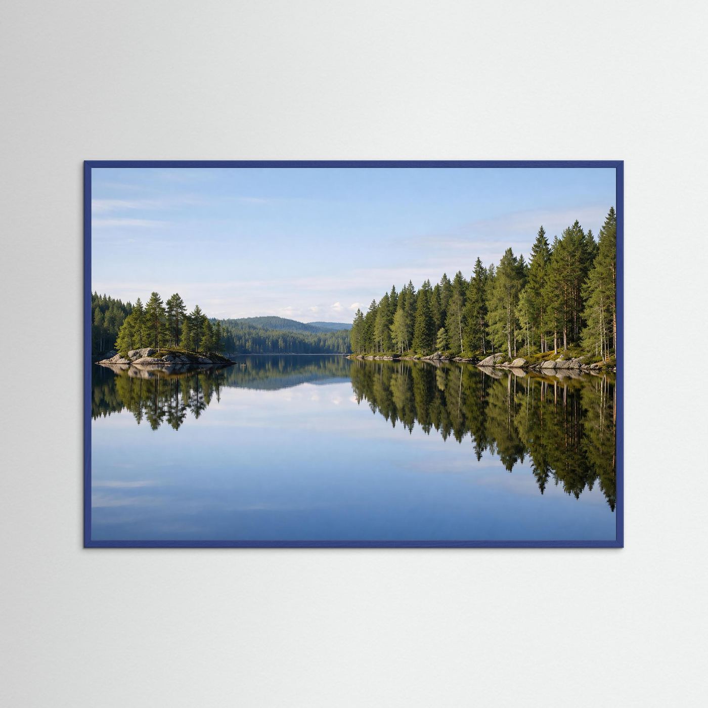 Waldsee-Panorama-Poster mit blauem Rahmen