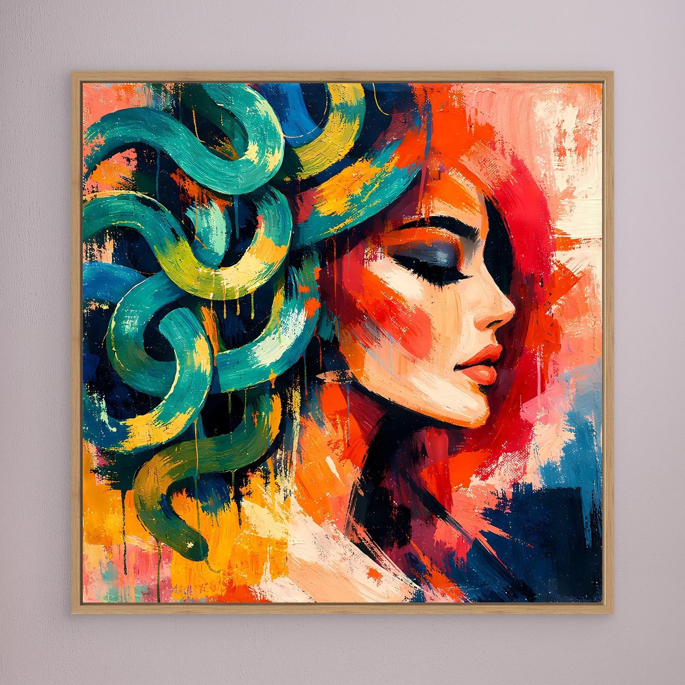 Wandbild mit abstraktem Medusa-Porträt in Rot, Grün und Blau, goldfarbener Rahmenleiste