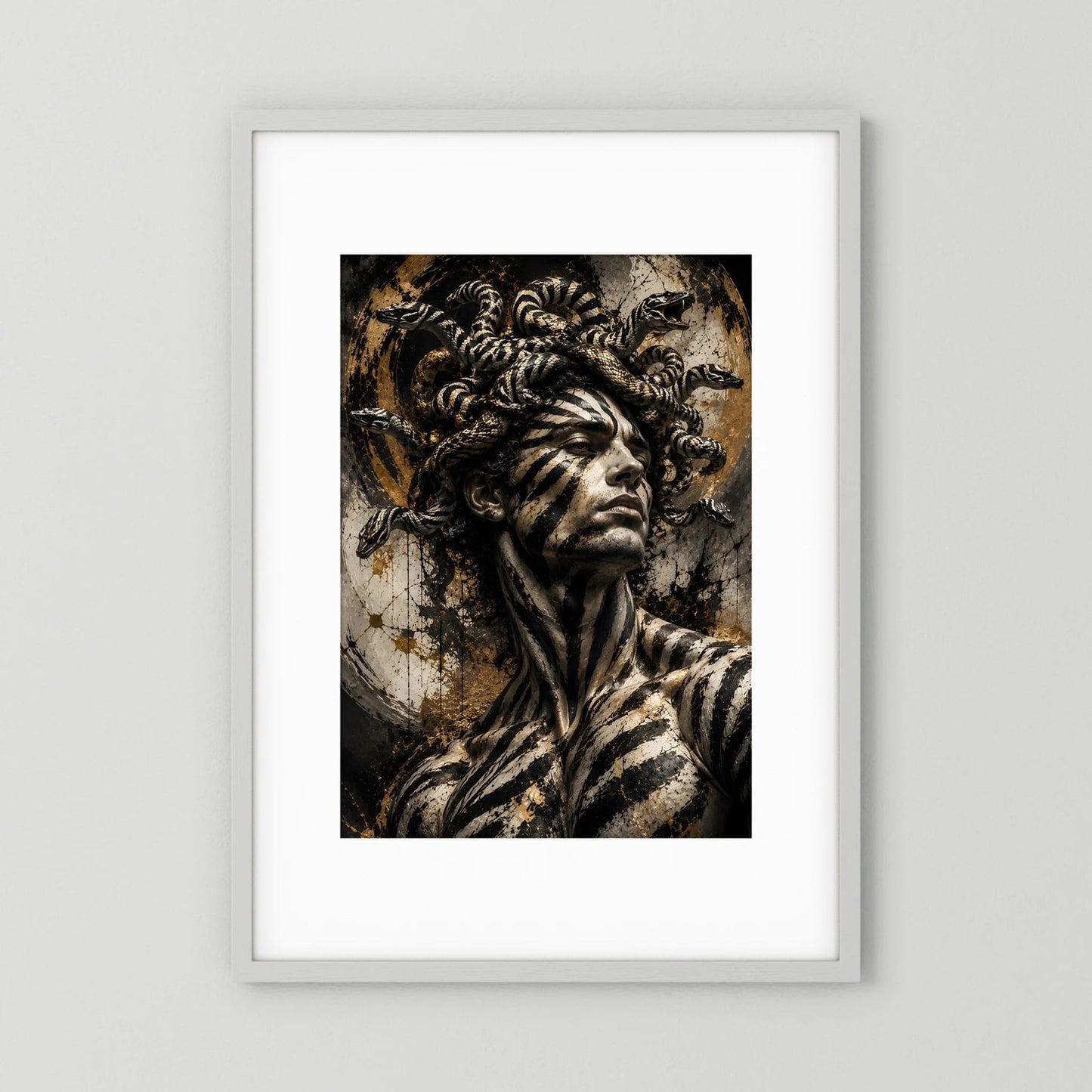 Gerahmtes Dark-Fantasy-Poster mit Gorgonenkrieger-Porträt in Schwarz und Gold