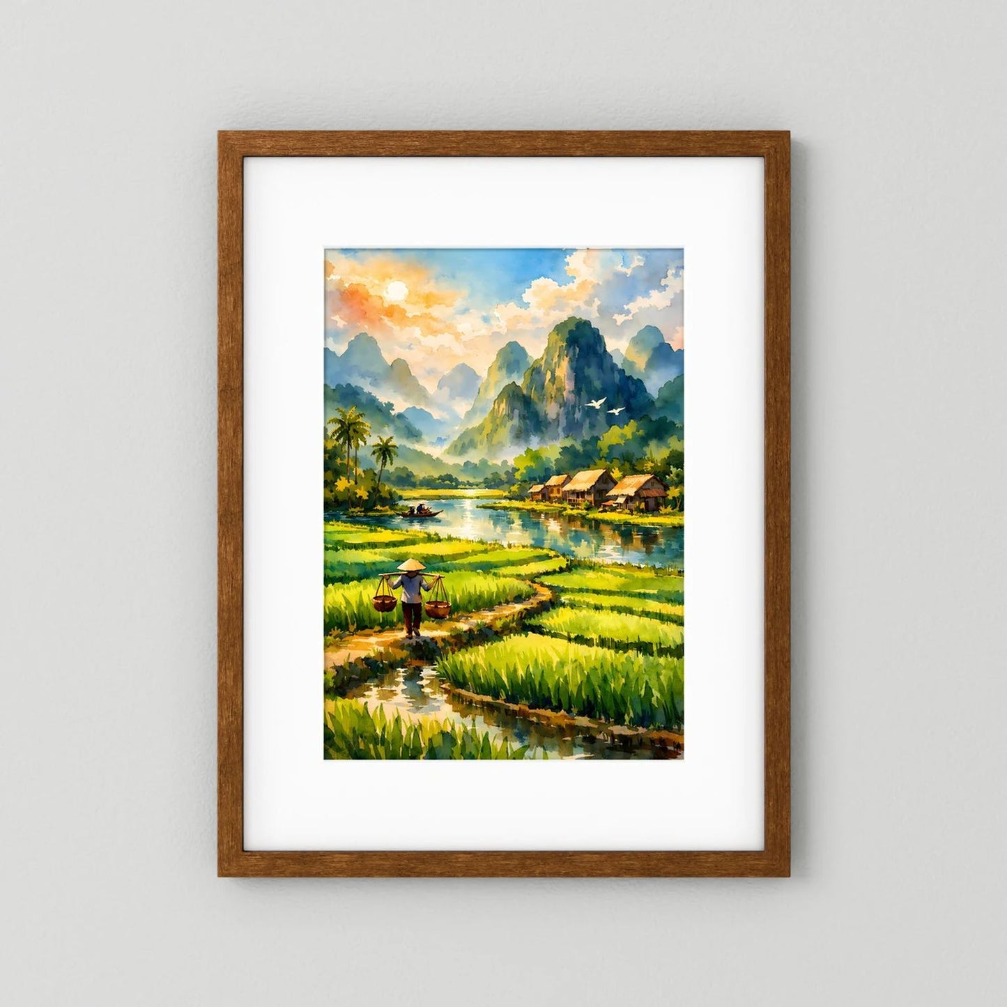 Reisfelder-Poster im Hochformat: Fluss, grüne Terrassen, Dorfhütten und Berge, im braunen Holzrahmen.