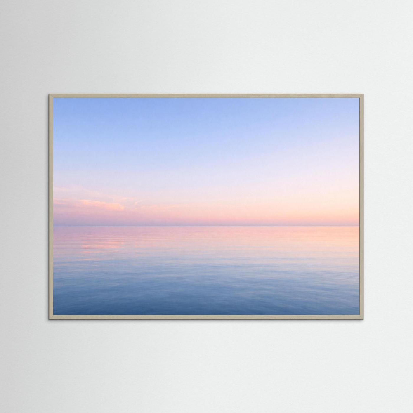 Querformat-Poster mit Meeresstimmung in Pastellrosa und Blau, Holzrahmen hell
