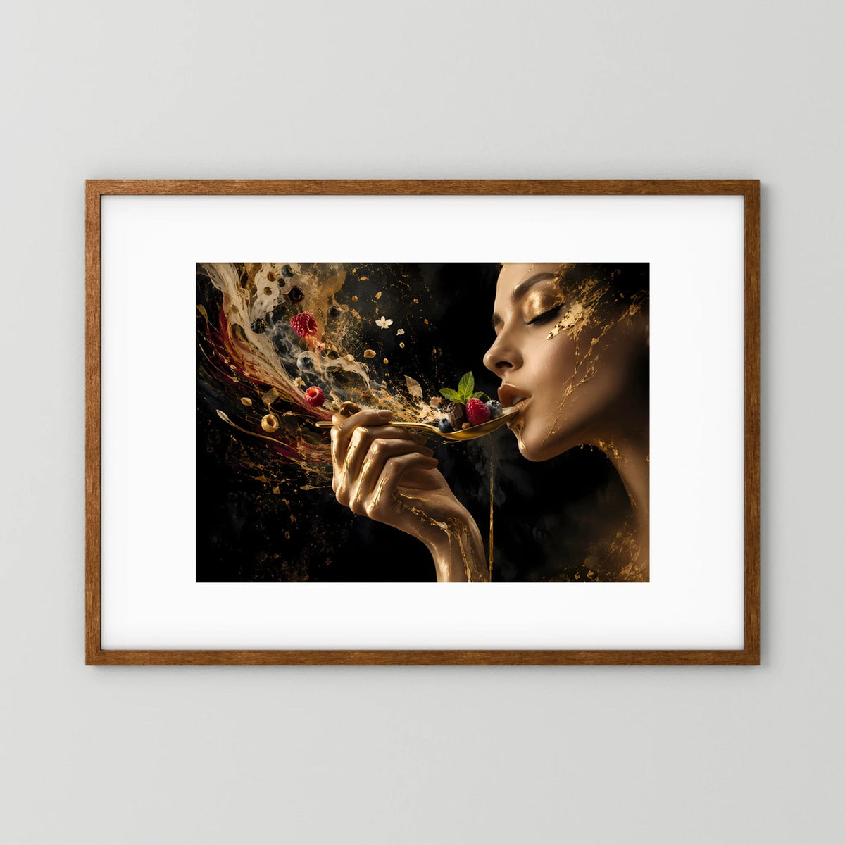 Querformat-Poster mit Frau und goldenen Spritzern, Beeren im Schwarz-Gold, brauner Holzrahmen.