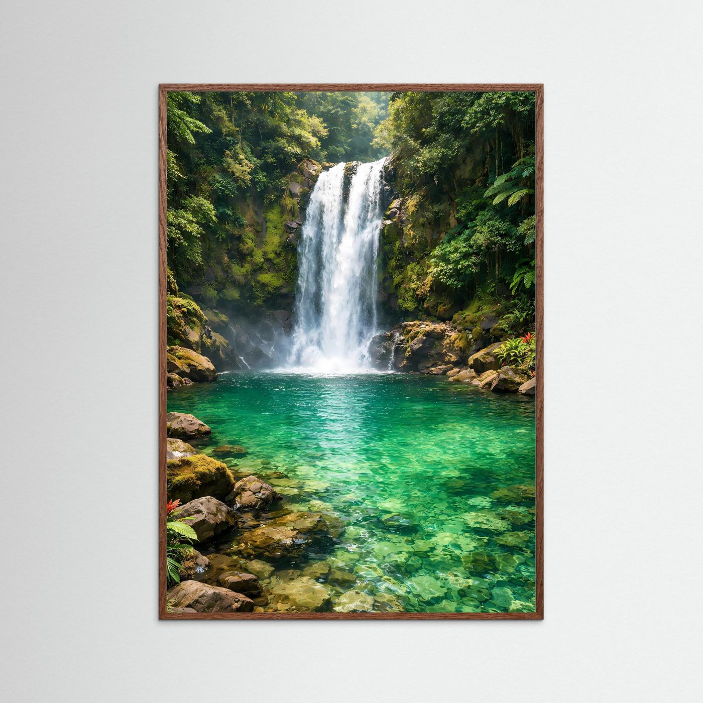 Dschungelposter im Hochformat mit Wasserfall und türkisgrüner Lagune, dunkler Holzrahmen