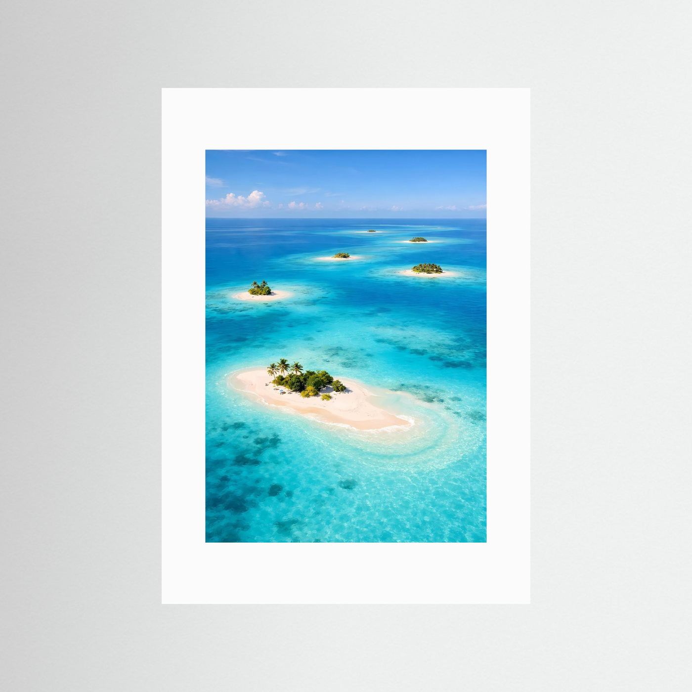 Hochformat-Poster auf weißem Passepartout mit türkisblauem Meer und Sandinsel