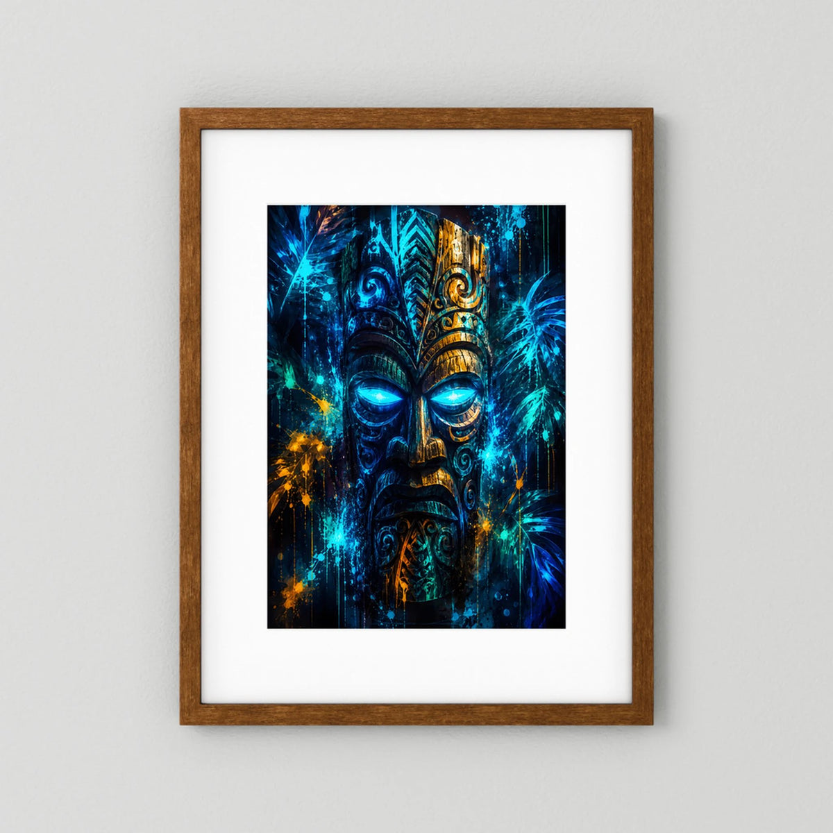 Hochformatiges Poster mit leuchtender Tiki-Maske in Blau, Türkis und Gold im Eichenrahmen