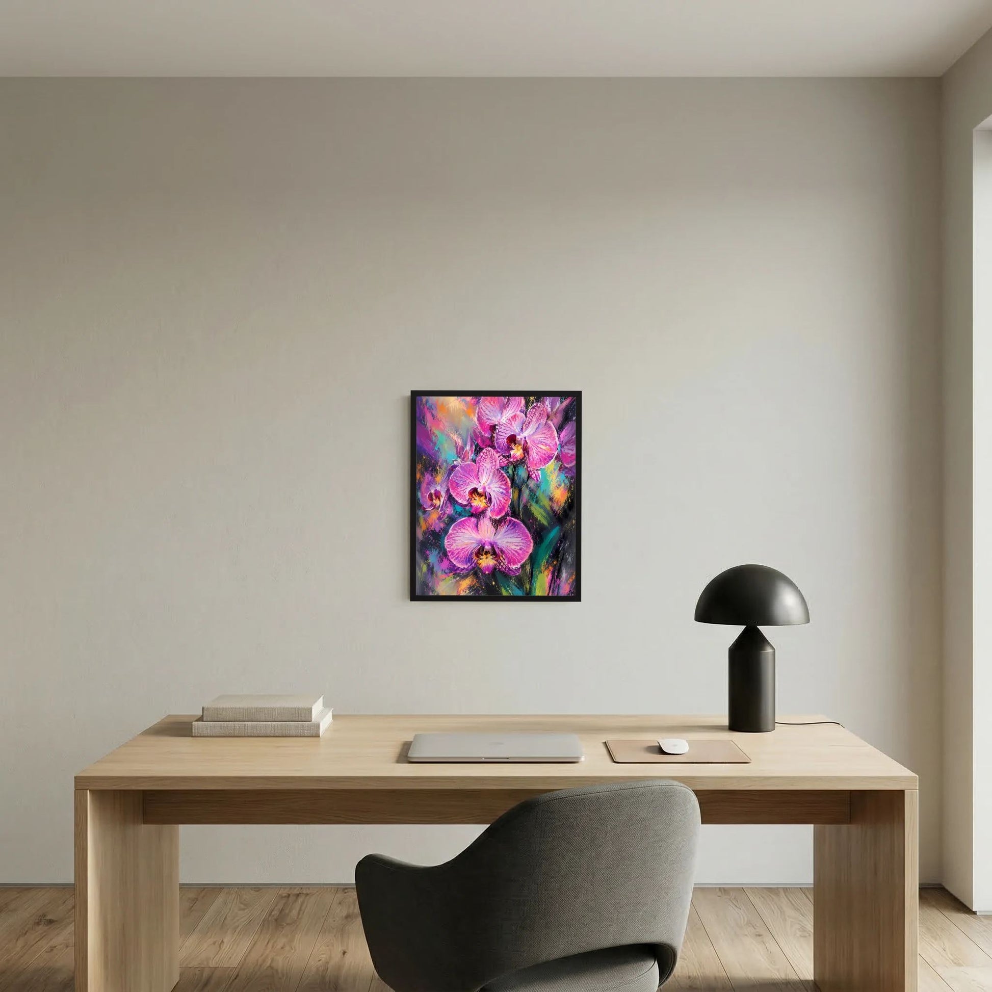 Kunstposter mit Orchideen in Pink und Violett, klein im schwarzen Rahmen
