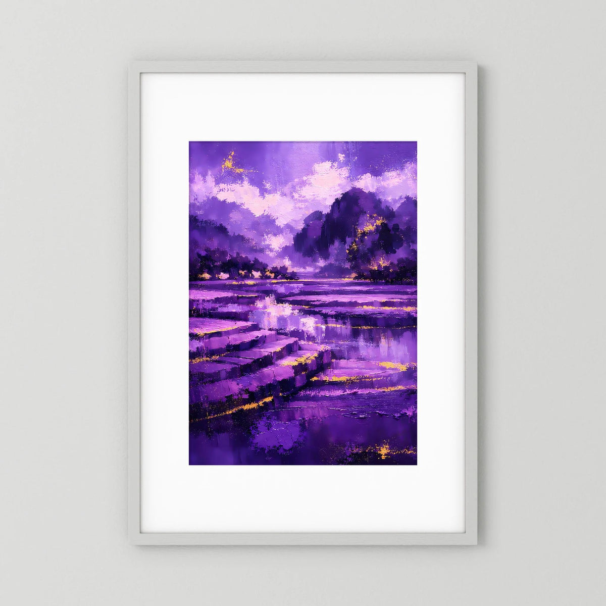 Hochformat-Poster mit abstrakter lila Bergwelt und goldenen Lichtakzenten im Rahmen