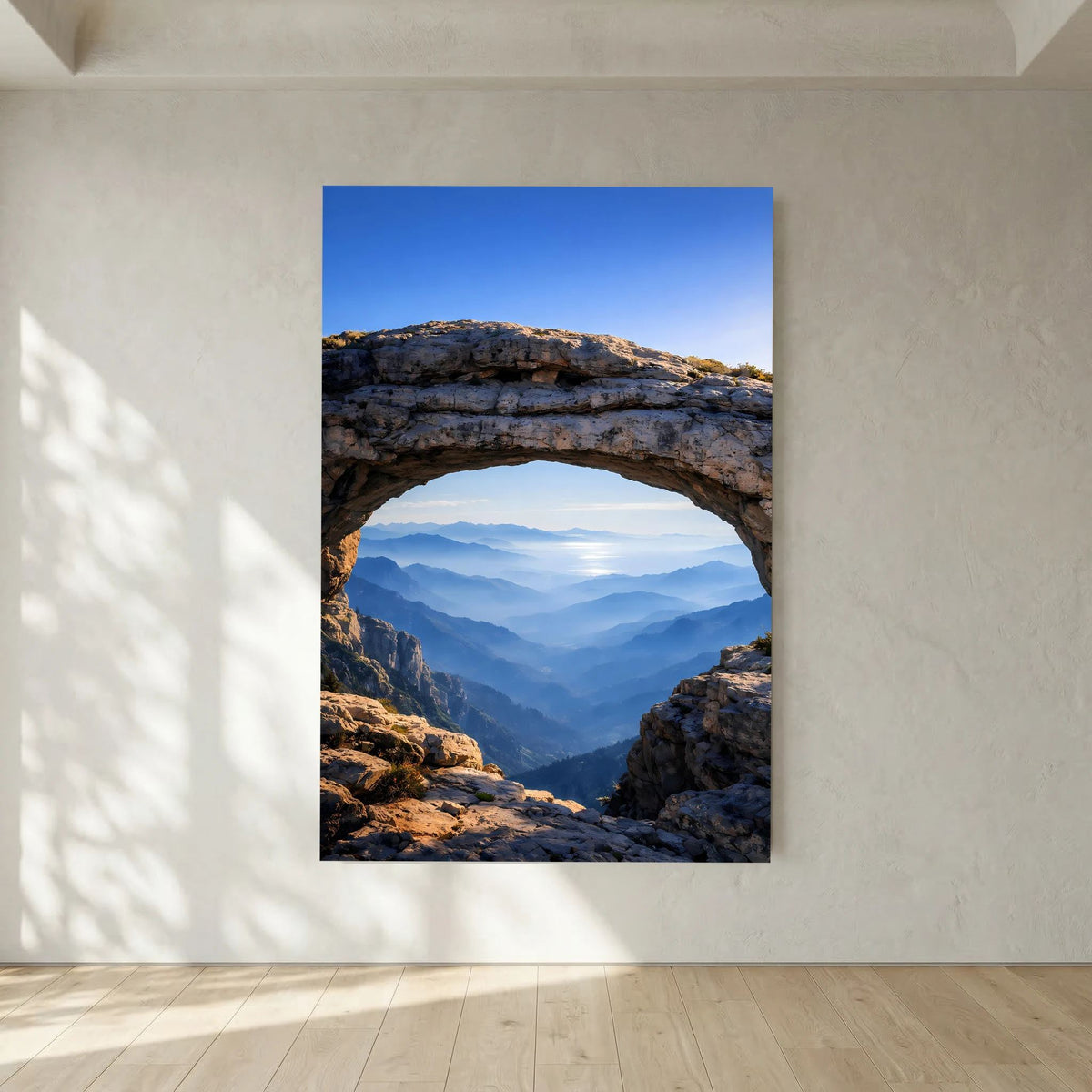 Hochformatiges Poster mit Felsbogen und Bergblick in klaren Schichten und Farben