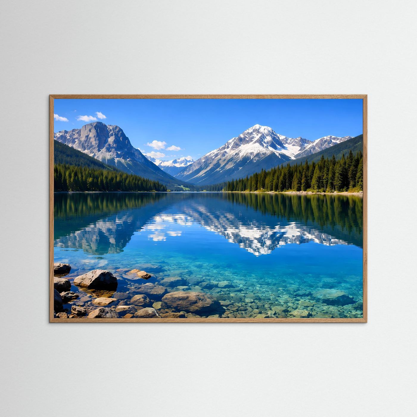 Panorama-Bergsee-Poster mit spiegelnden Alpen im Wasser, im braunen Holzrahmen