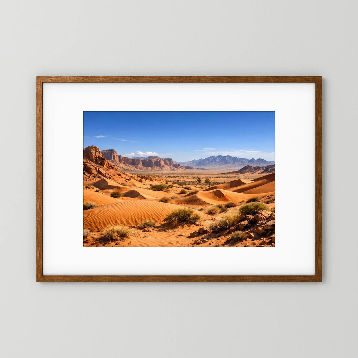 Wüstenlandschaft-Poster im braunen Holzrahmen mit Sanddünen und Felsenlandschaft