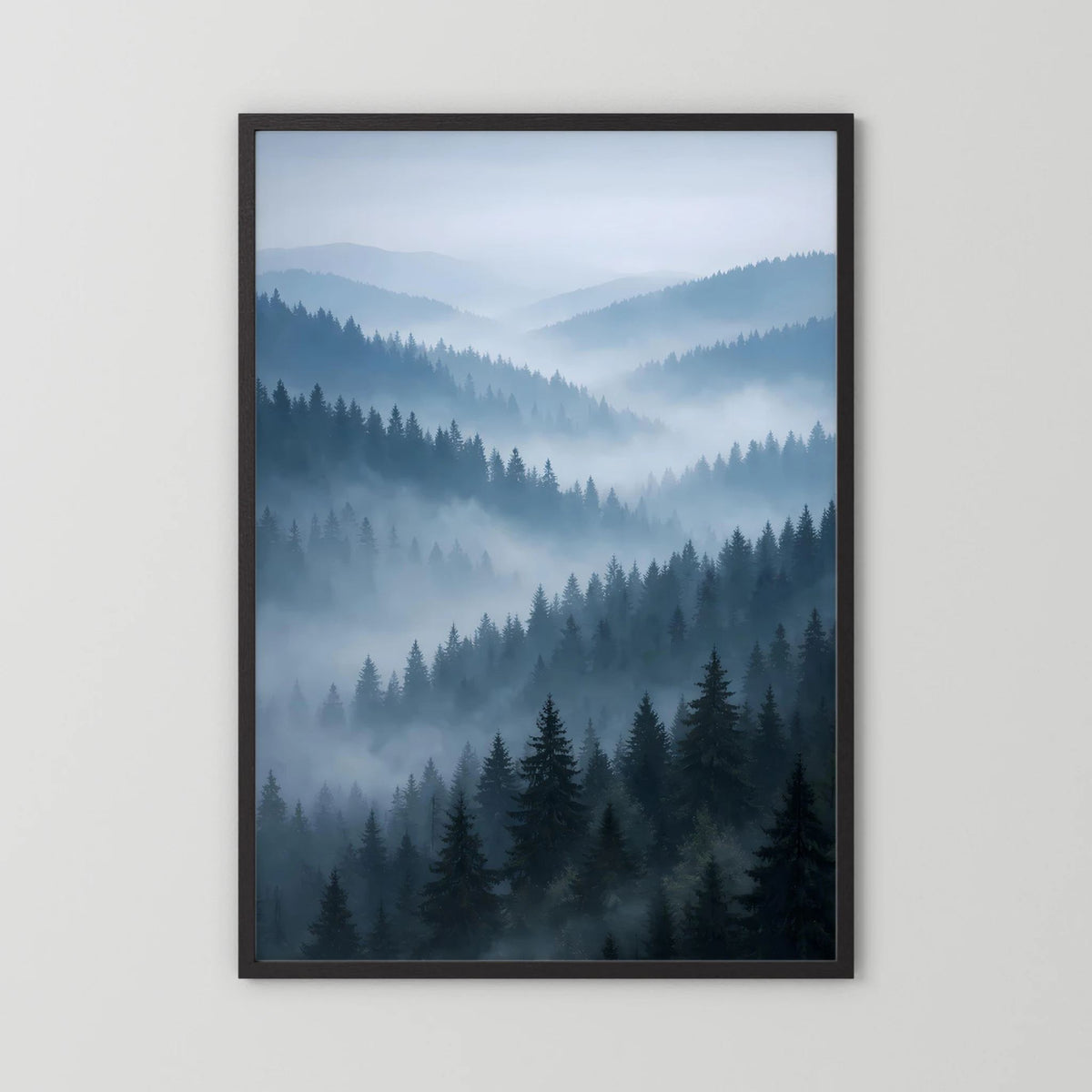 Hochformatiges Naturposter mit nebligem Tannenwald und Bergen, schwarzer Rahmen