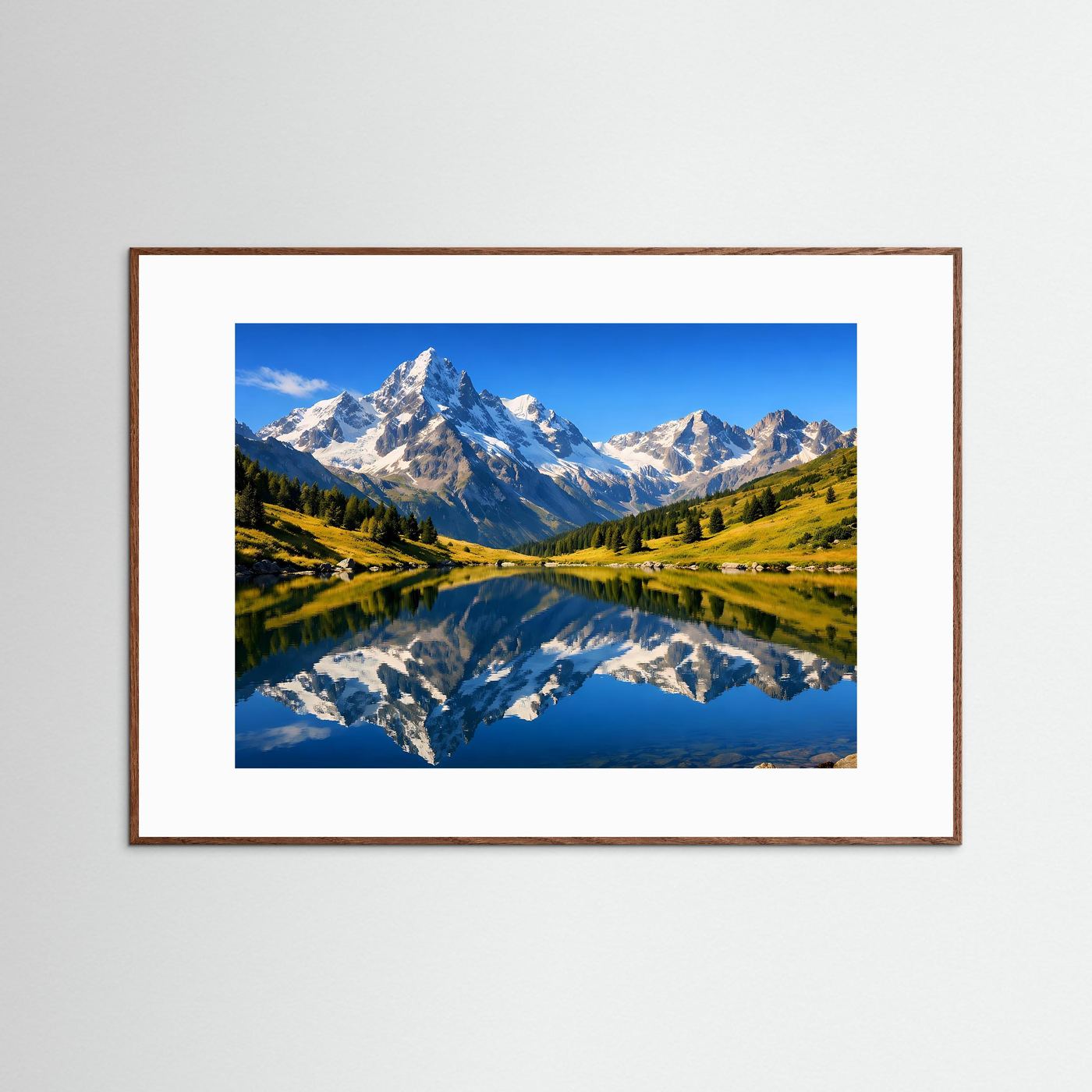 Panorama-Bergposter im Querformat mit Alpen und spiegelndem See, brauner Holzrahmen