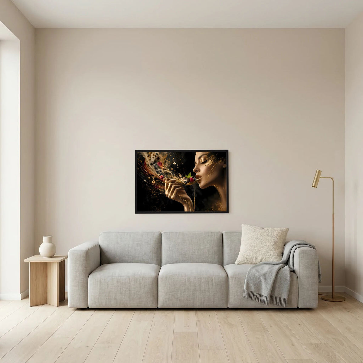 Querformat-Poster mit Frauengesicht, goldener Farbspritzer und Beerenmotiv, im schwarzen Rahmen