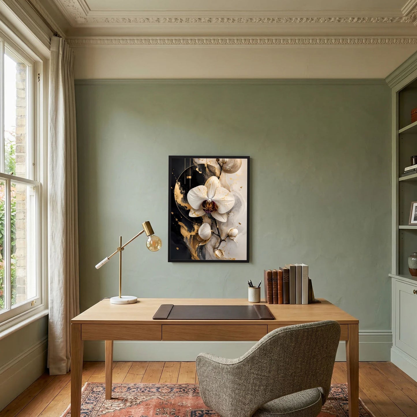 Hochformat-Poster mit weißen Orchideenblüten, Goldlinien und dunklem Hintergrund im Rahmen