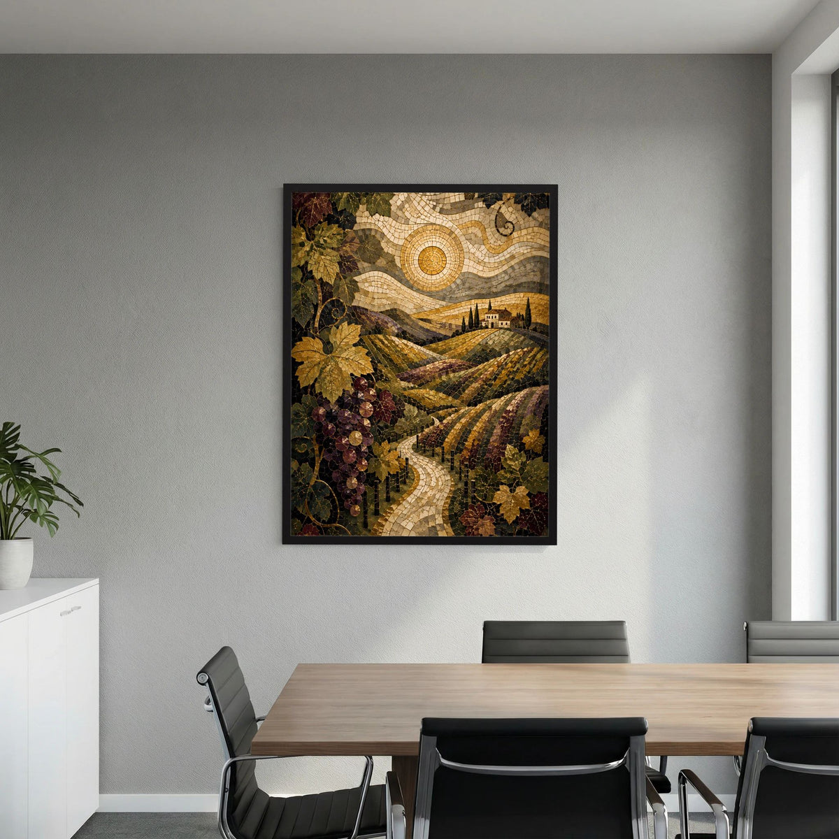 Poster an der Wand mit mosaikartiger Weinlandschaft, Trauben und Goldsonne im dunklen Rahmen