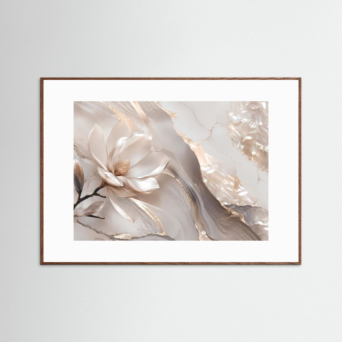 Wandbild mit weißer Magnolie, perlmuttfarbenen Adern und goldenen Akzenten im braunen Holzrahmen