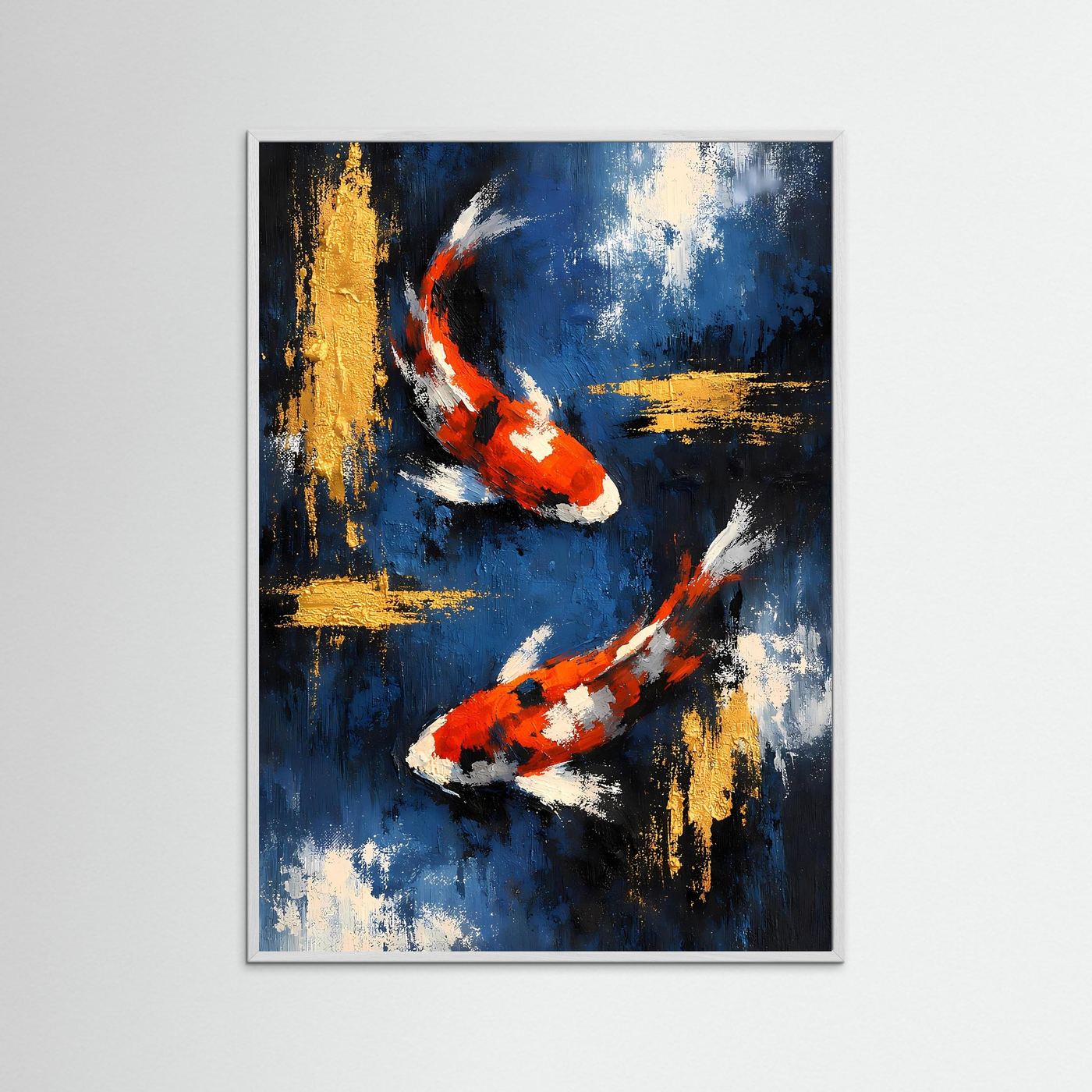 Gerahmtes Koi-Kunstposter mit hellem Rahmen: tiefblau, orange-weiße Fische, goldene Spuren