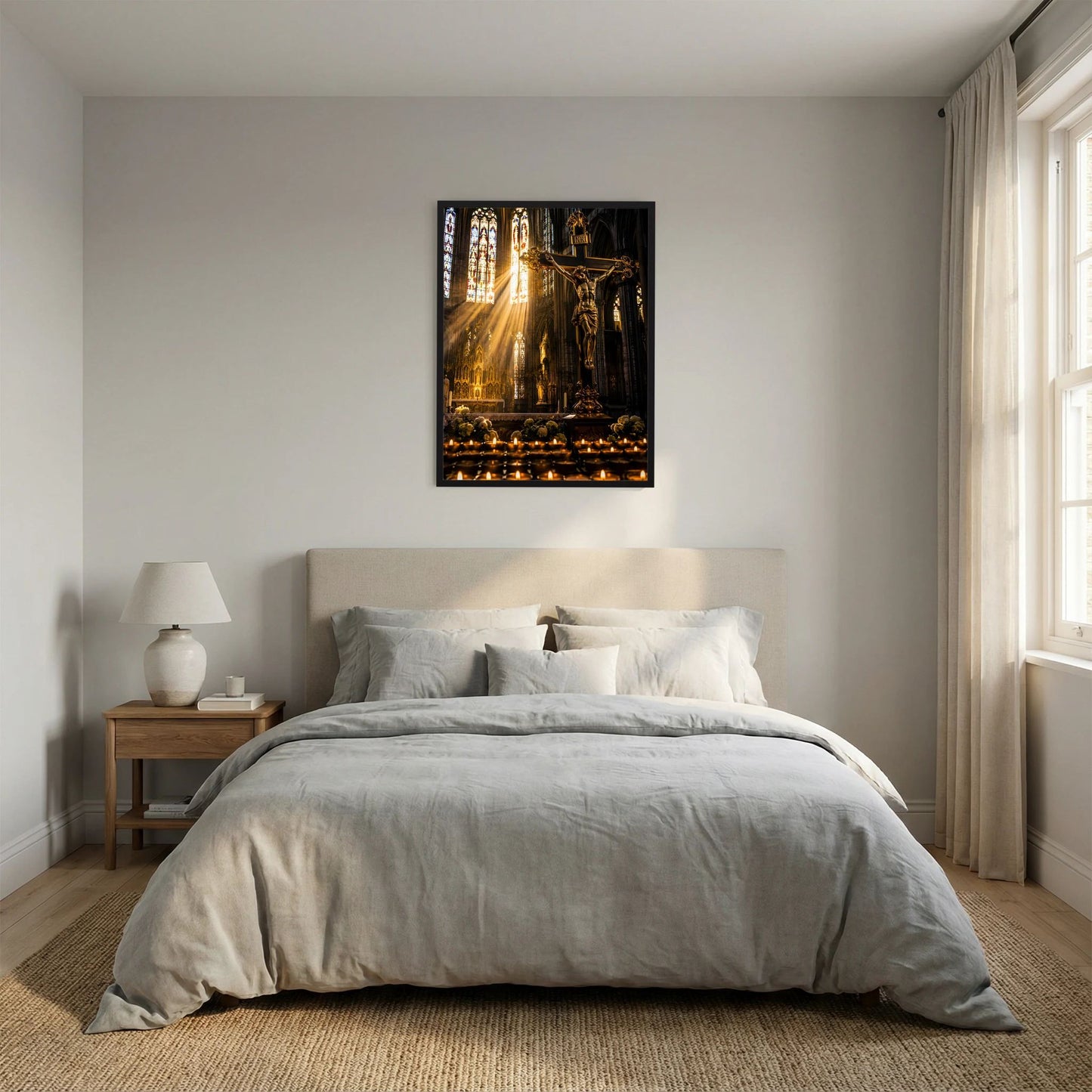 Poster mit schwarzem Rahmen: Jesus am Kreuz in gotischer Kirche, warmes Licht und Kerzenkranz