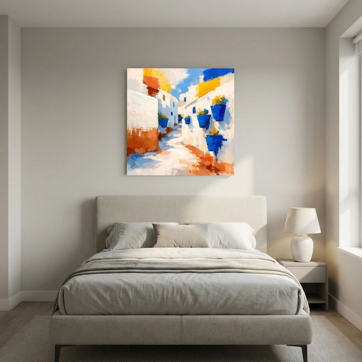 Leinwand-Wandbild mit abstraktem Gassenmotiv, blauen Blumentöpfen und Himmelblau