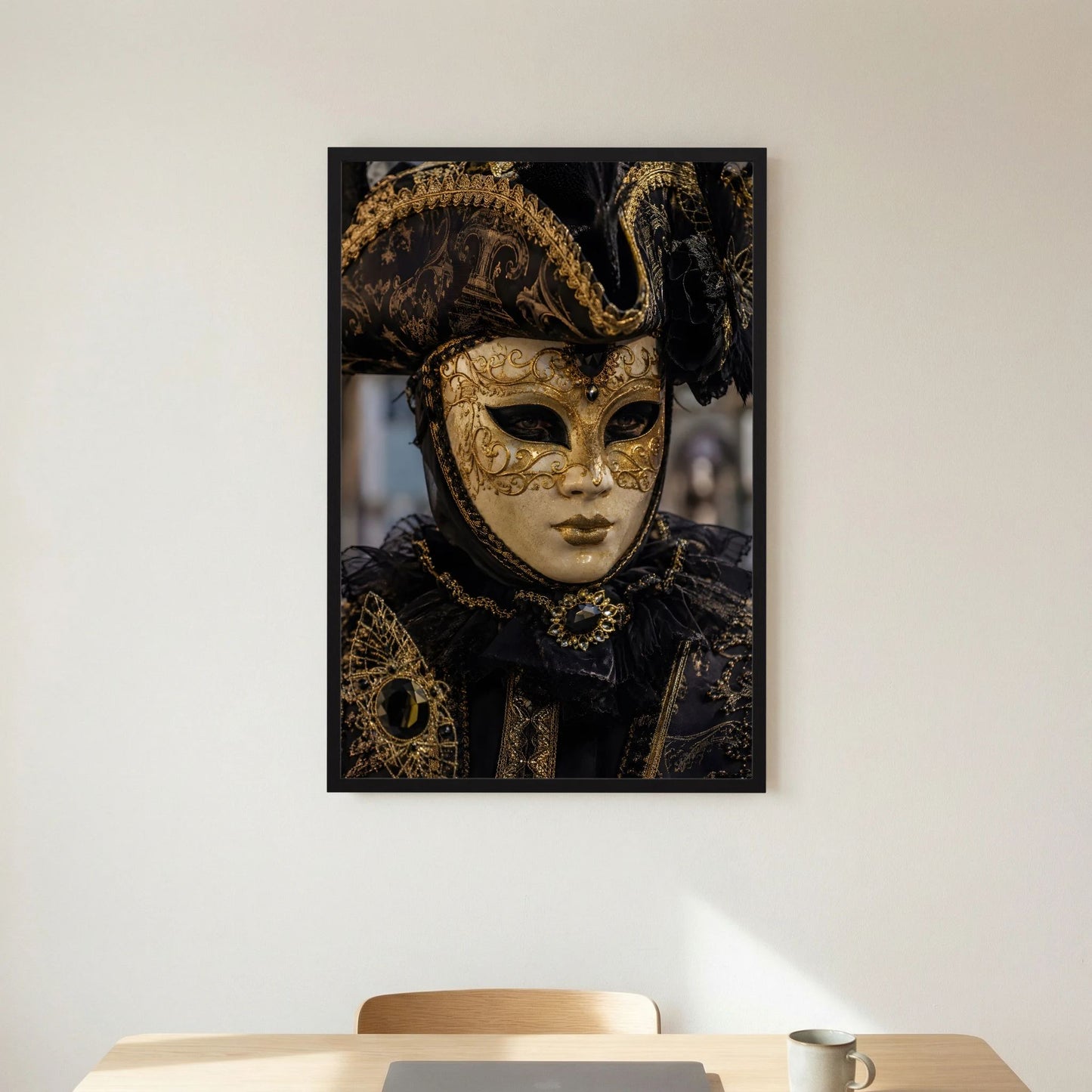 Poster im Hochformat mit venezianischer Maske in Schwarz und Gold im schwarzen Rahmen